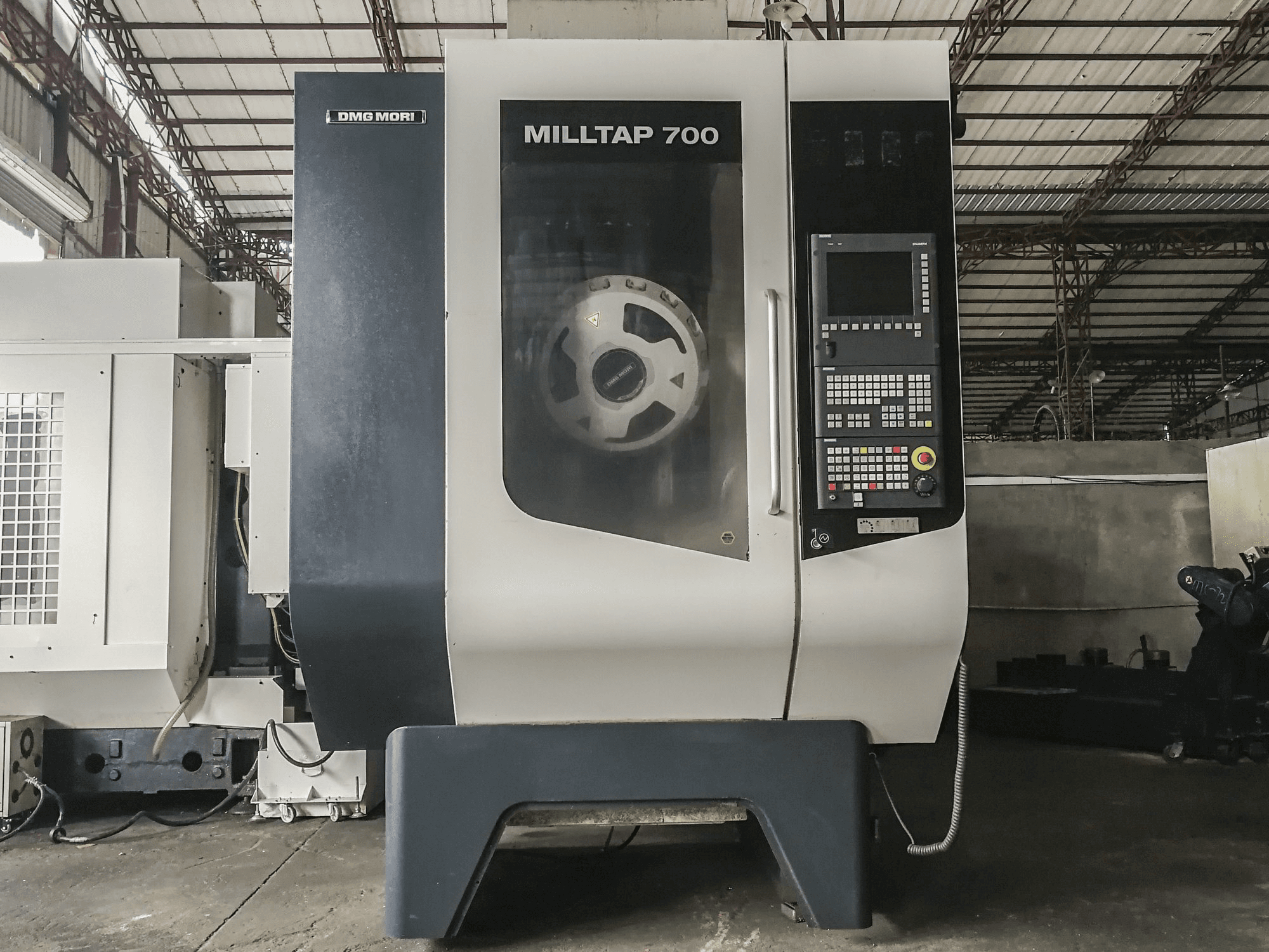 Vista Frontal da DMG MORI MillTap 700 máquina