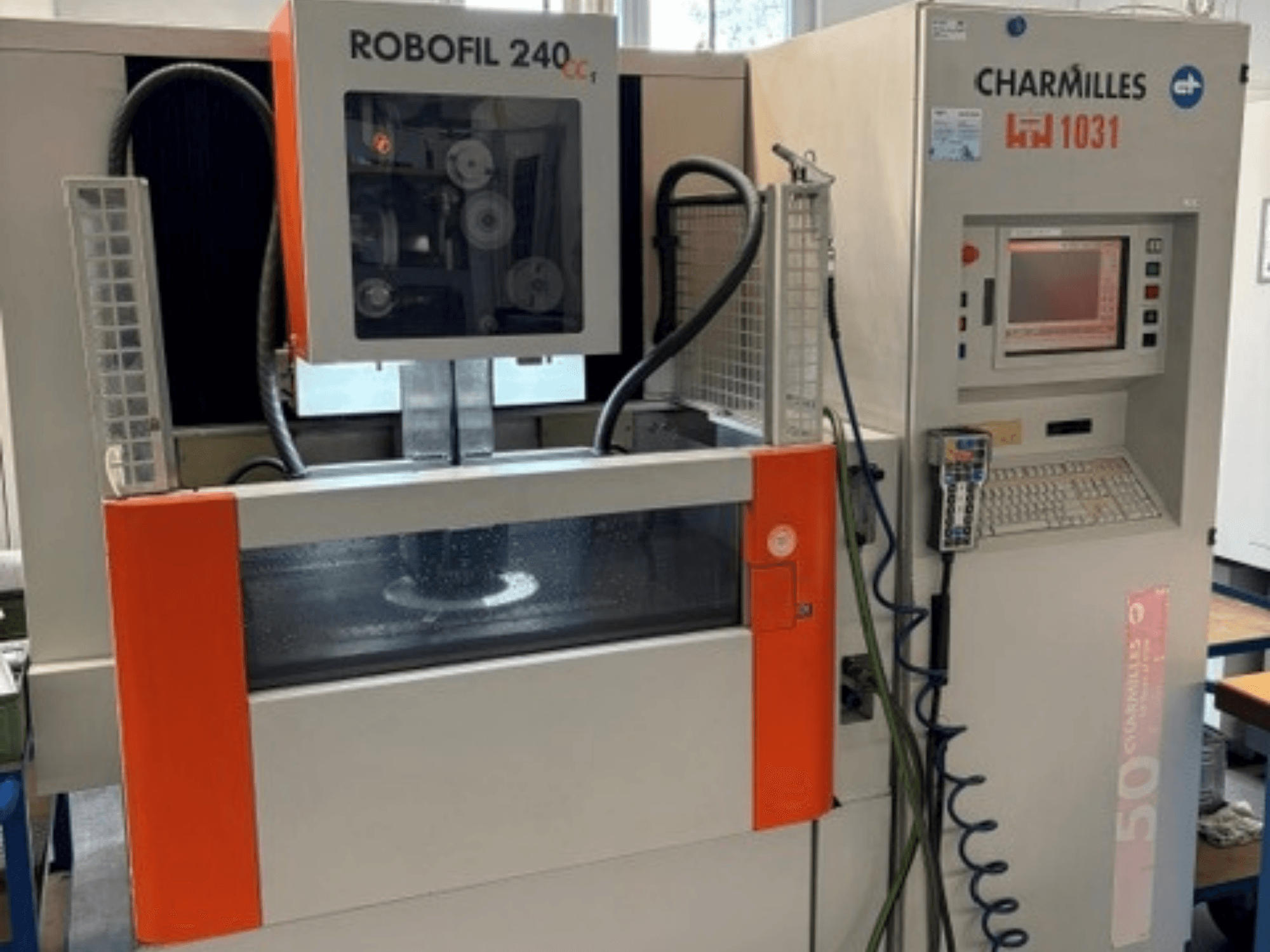 Máquina de eletroerosão por fio Charmilles Robofil 240 CC, vista frontal que mostra o painel de controlo e a área do reservatório de água.