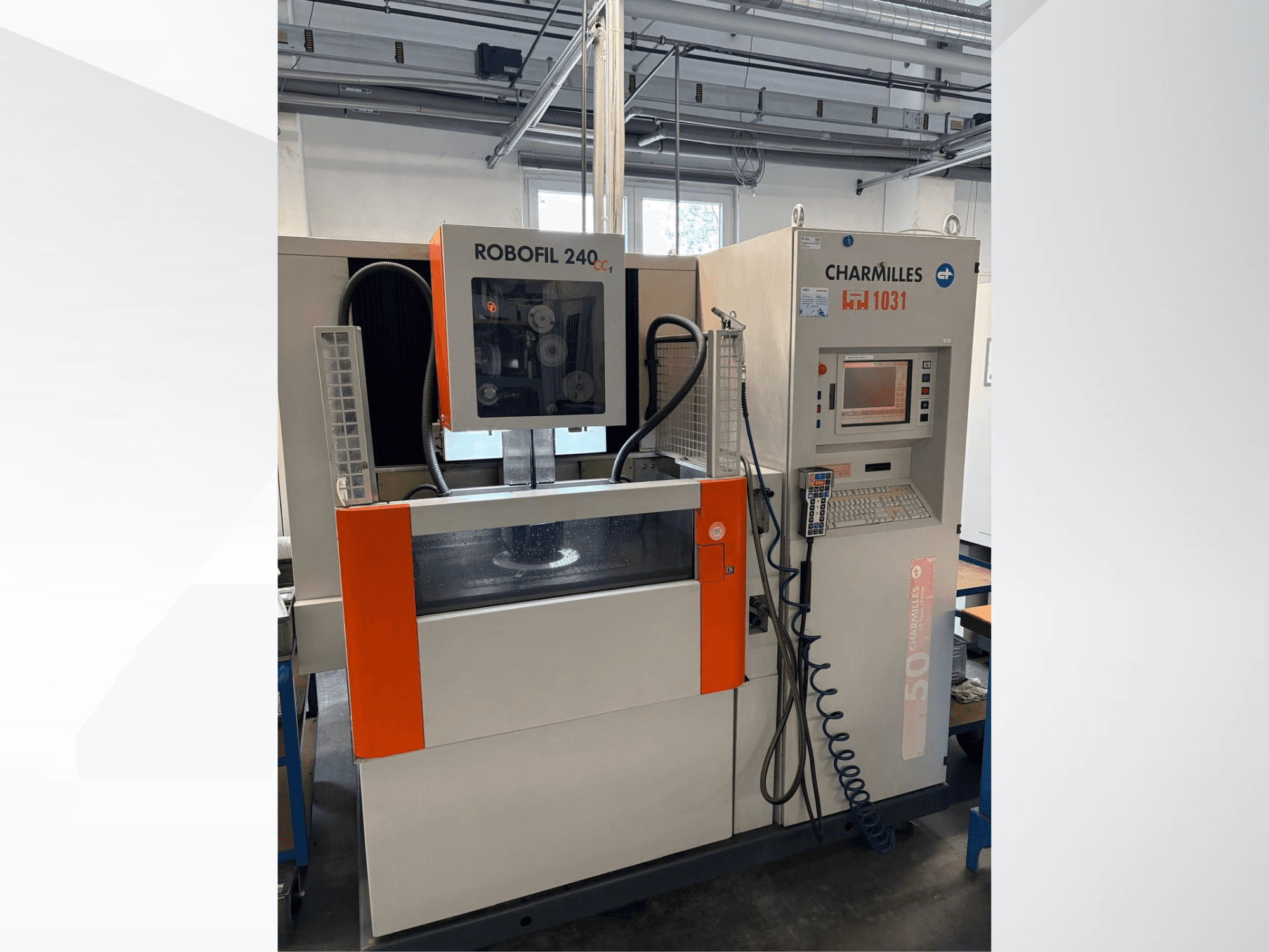 Máquina de eletroerosão por fio CHARMILLES Robofil 240 CC, vista frontal que mostra o painel de controlo e o depósito de água, com detalhes em laranja bem visíveis.