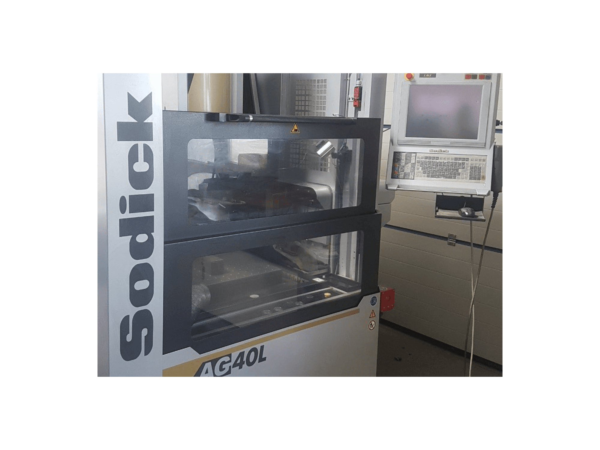 Vista Frontal da Sodick AG40L máquina