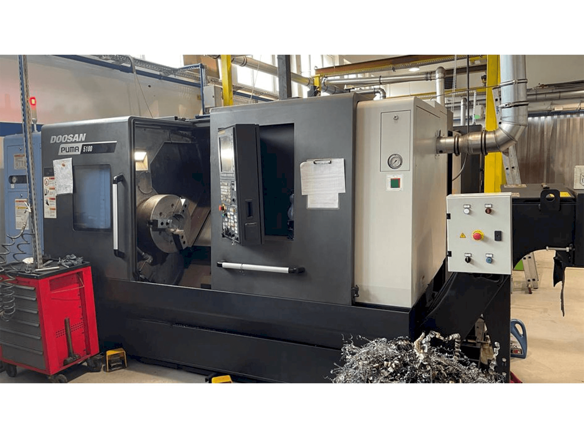Vista Frontal da Doosan Puma 5100B máquina
