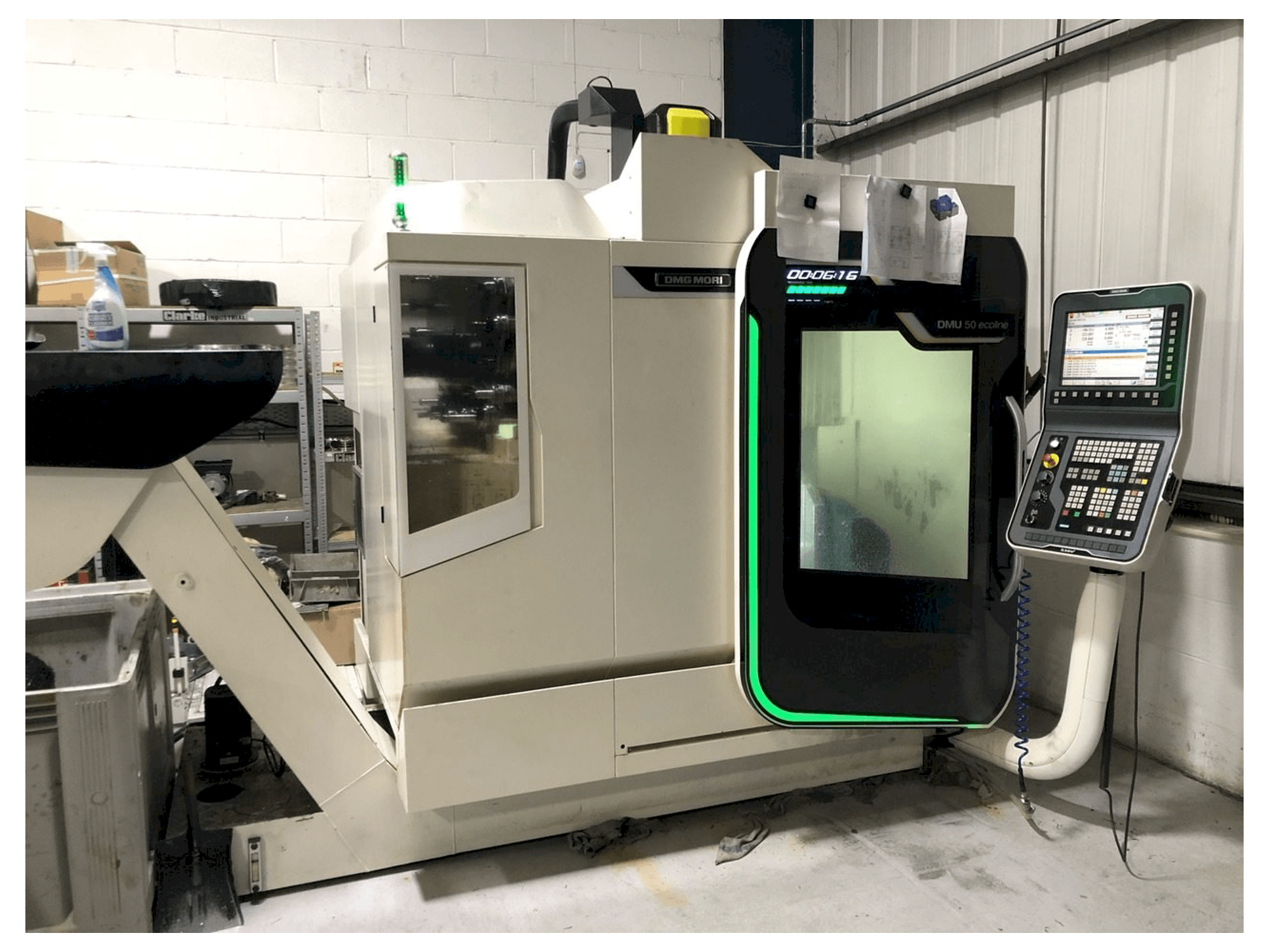 Vista Frontal da DMG MORI DMU 50 ecoline máquina