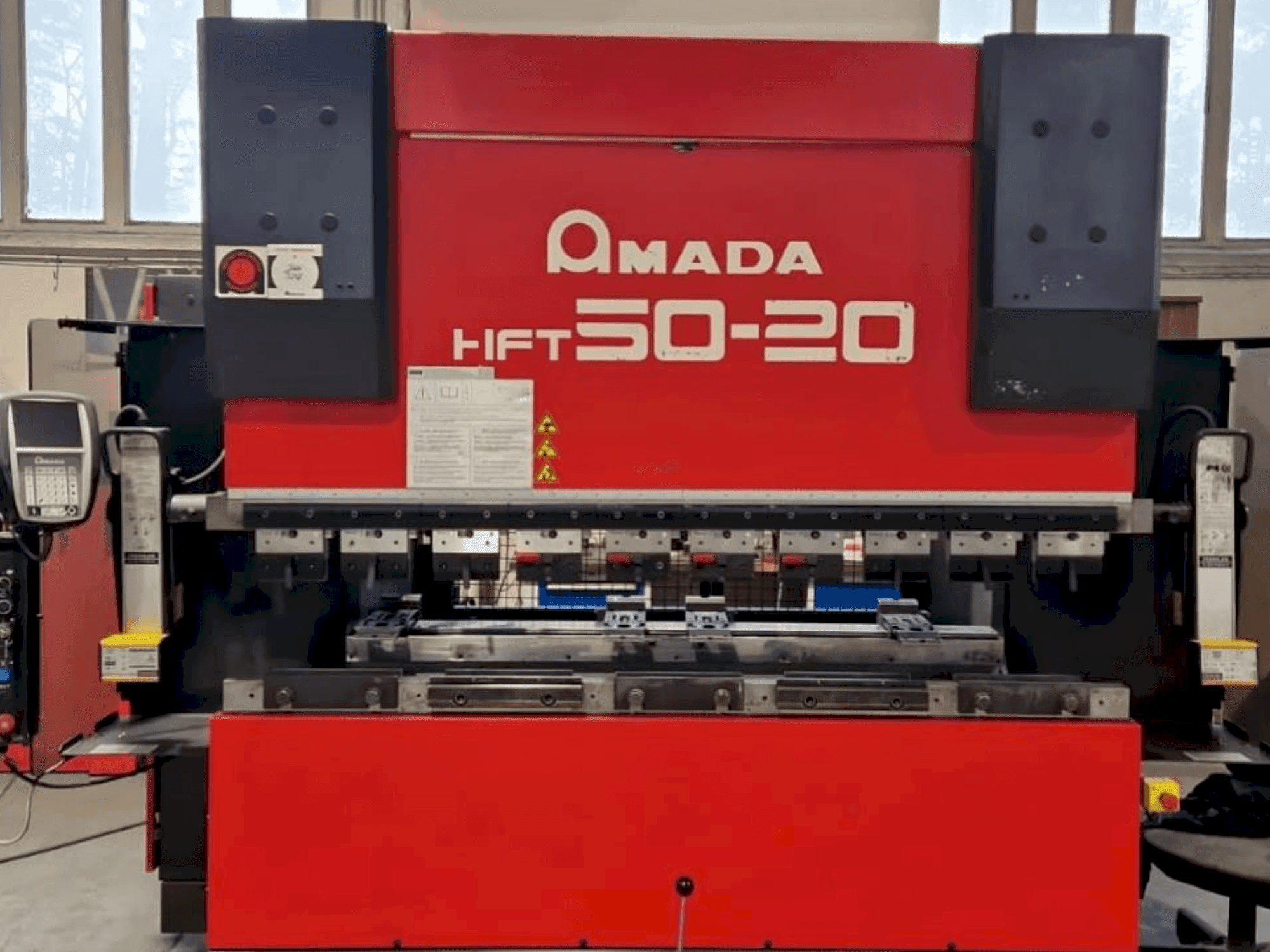 Vista Frontal da AMADA HFT 50-20 máquina