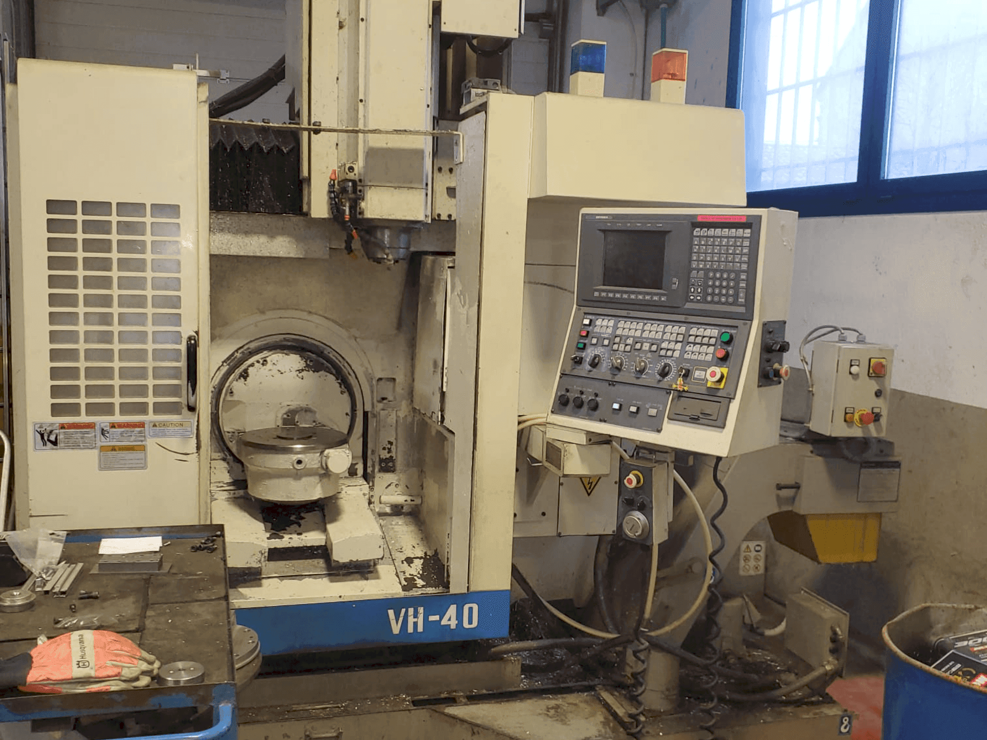 Vista Frontal da Okuma VH-40 máquina