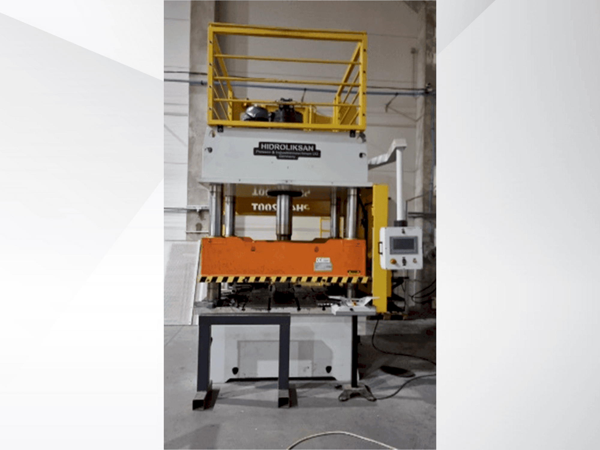 Vista Frontal da HIDROLIKSAN PH4C 200T máquina