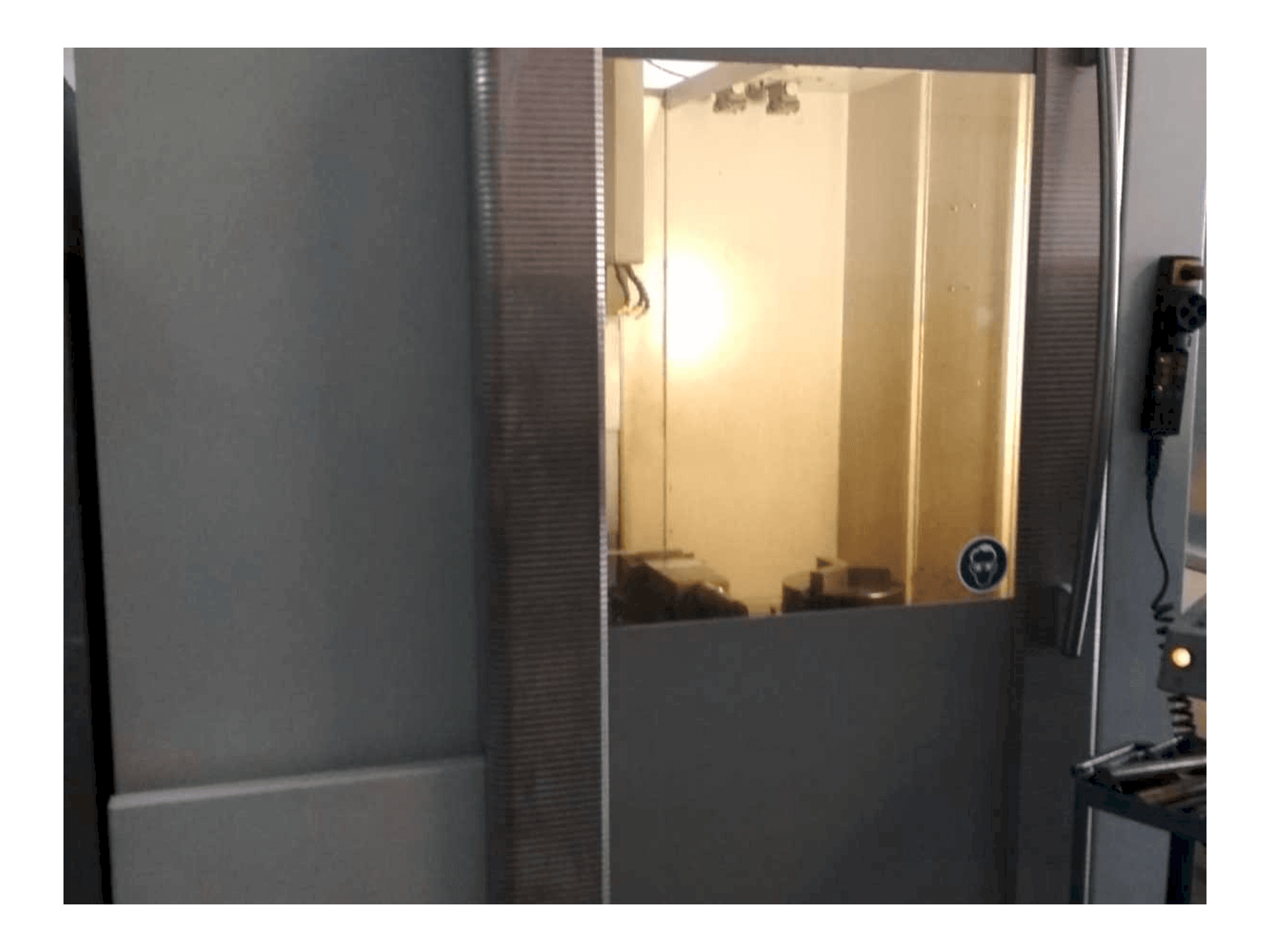 Vista Frontal da DECKEL MAHO DMC 63V máquina