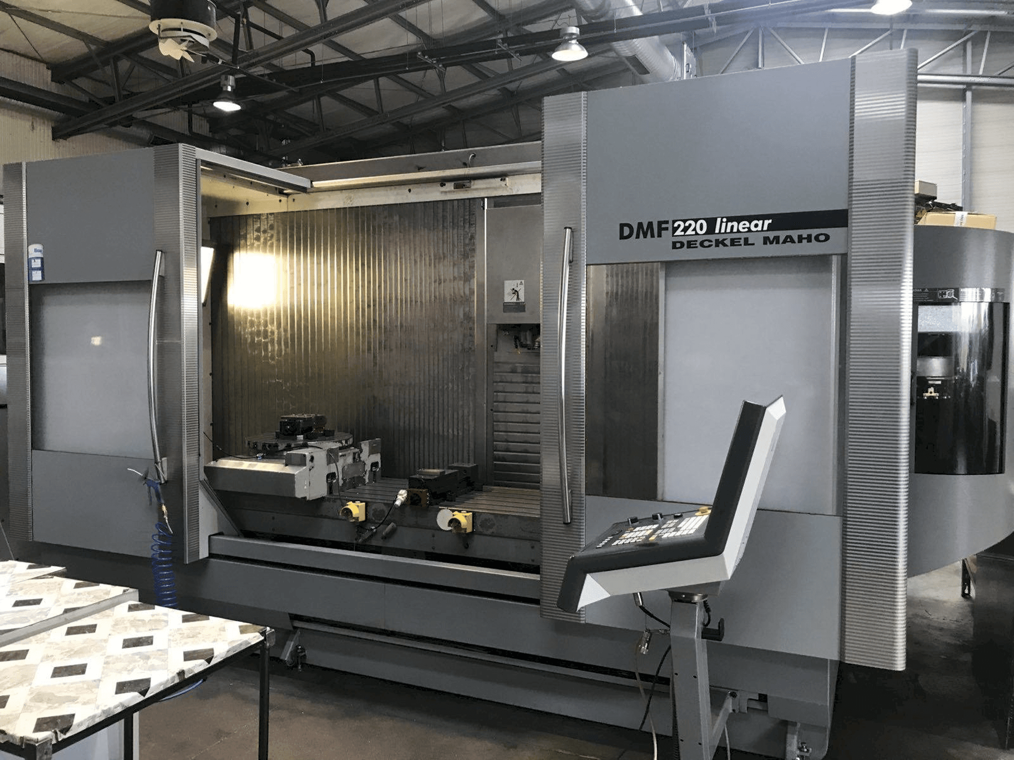 Vista Frontal da DECKEL MAHO DMF 220 Linear máquina