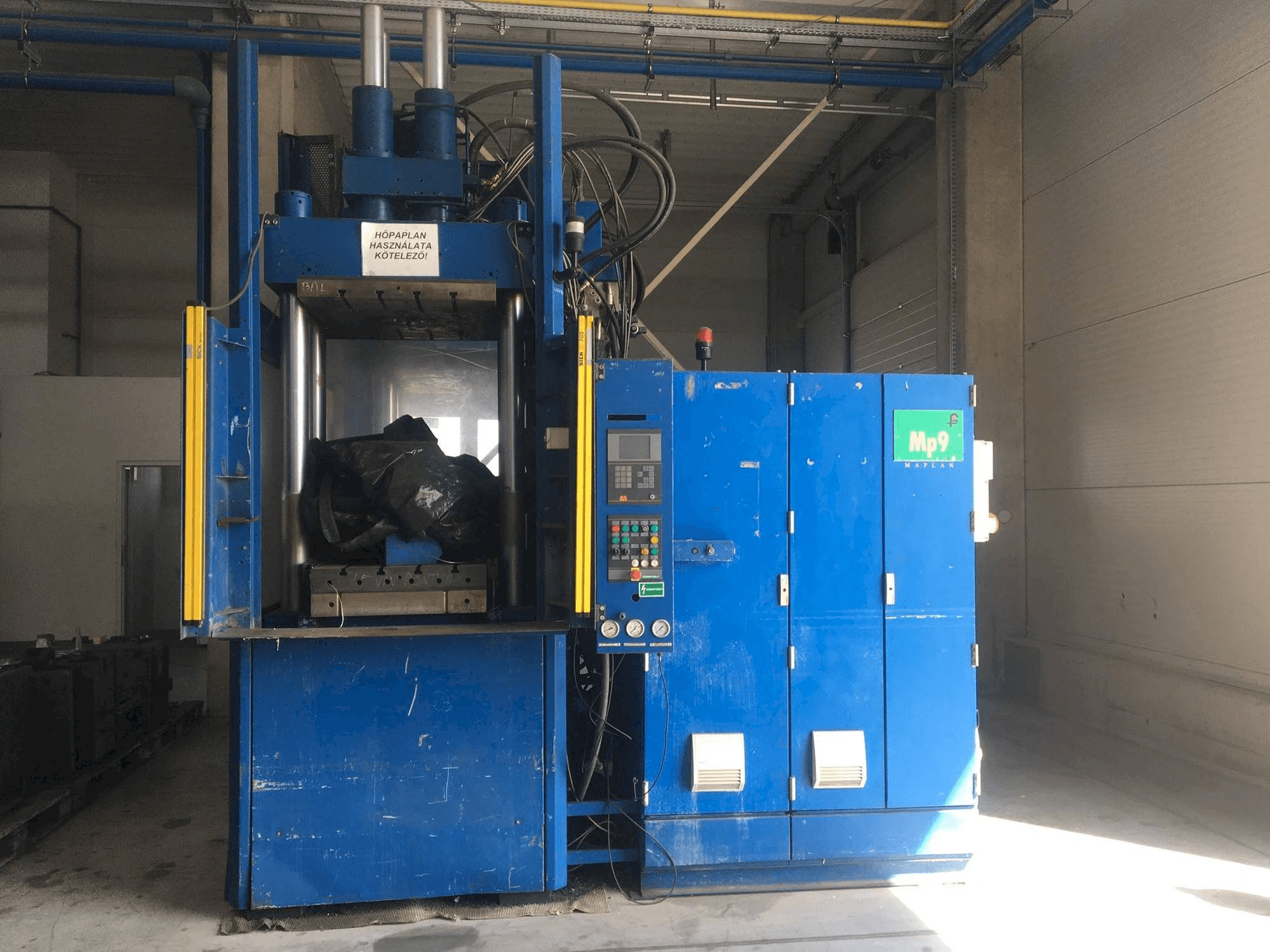 Vista Frontal da MAPLAN MTF 750/300 máquina