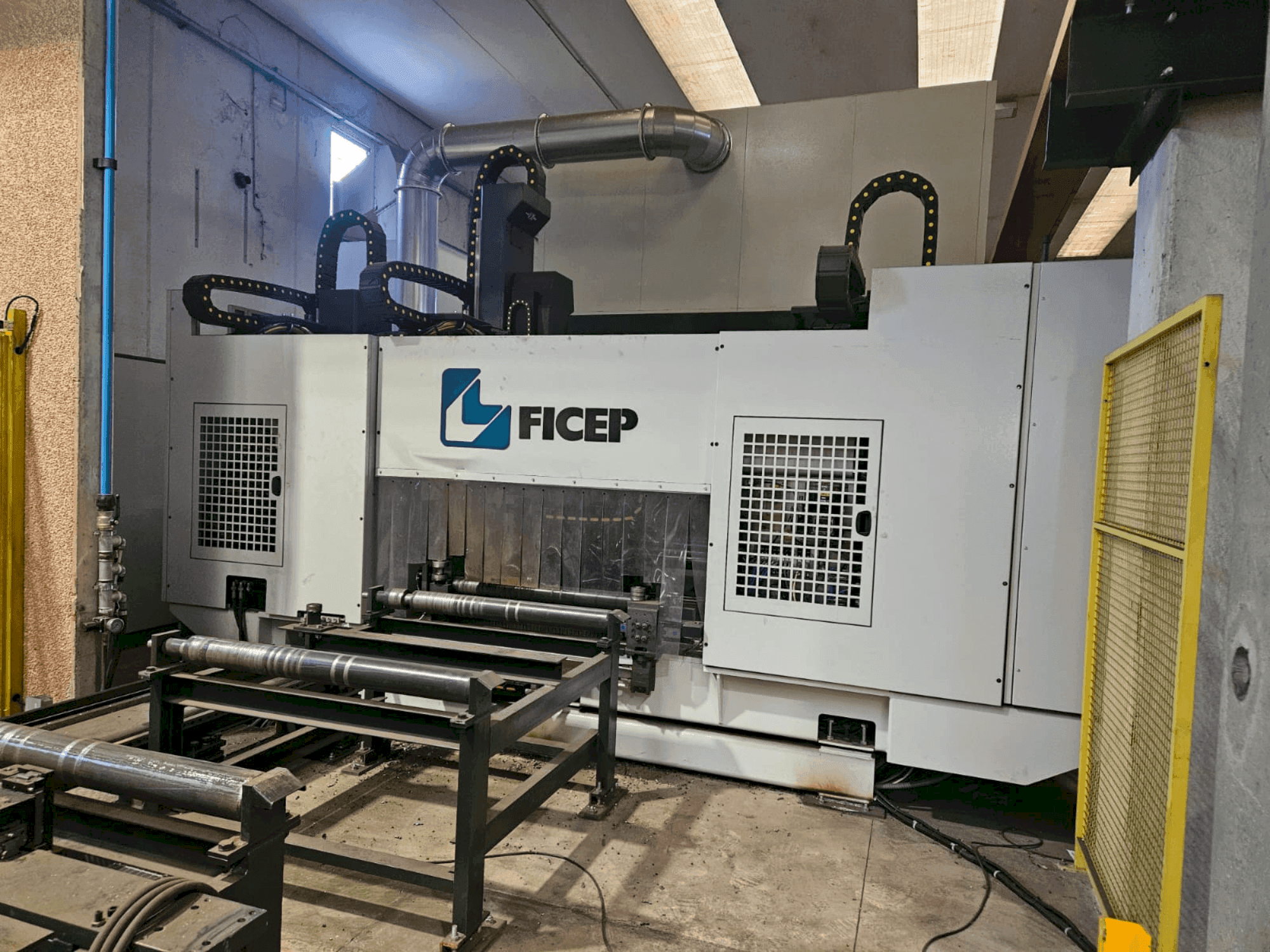 Vista Frontal da FICEP VALIANT 1004 VLFRC máquina