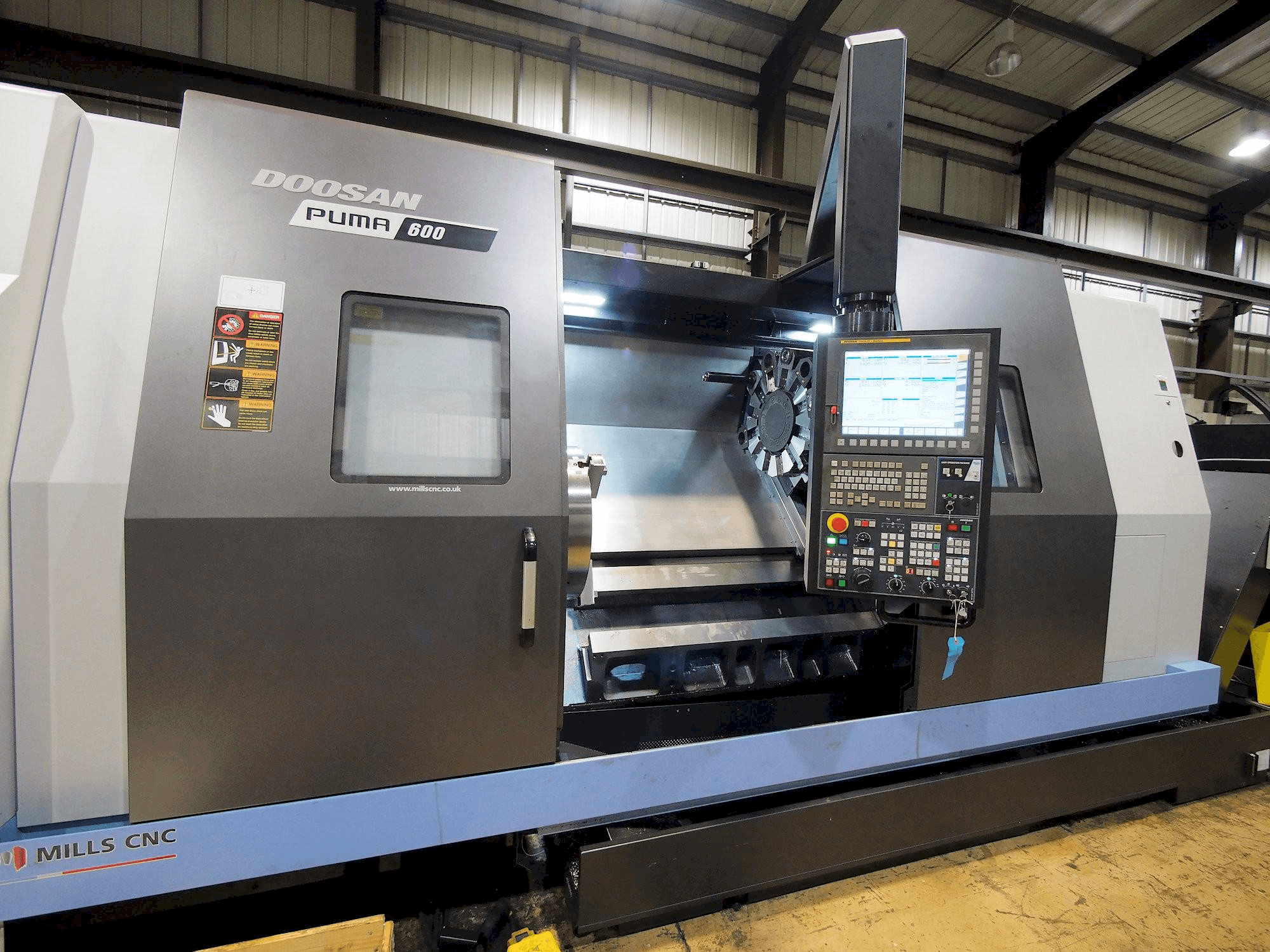 Vista Frontal da Doosan Puma 600 máquina