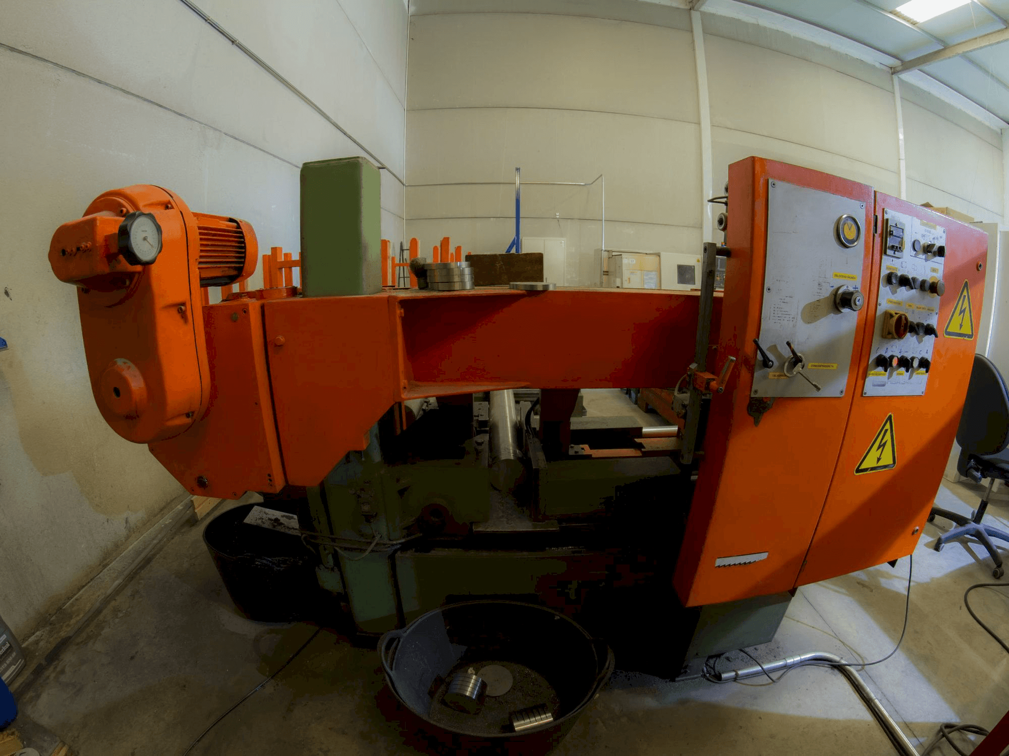 Vista Frontal da KASTO HBA 340 AU máquina