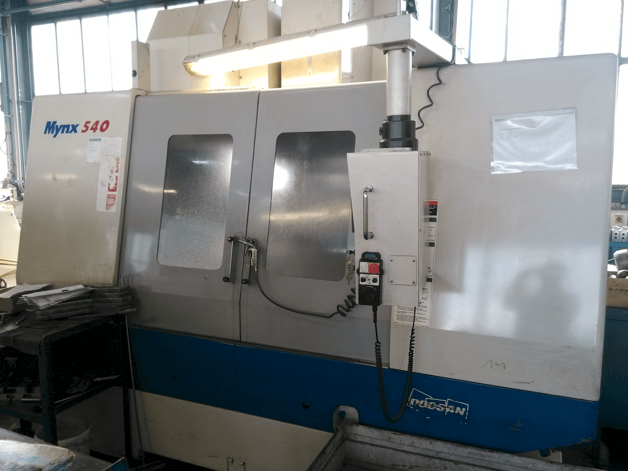 Vista Frontal da Doosan Mynx 540 máquina
