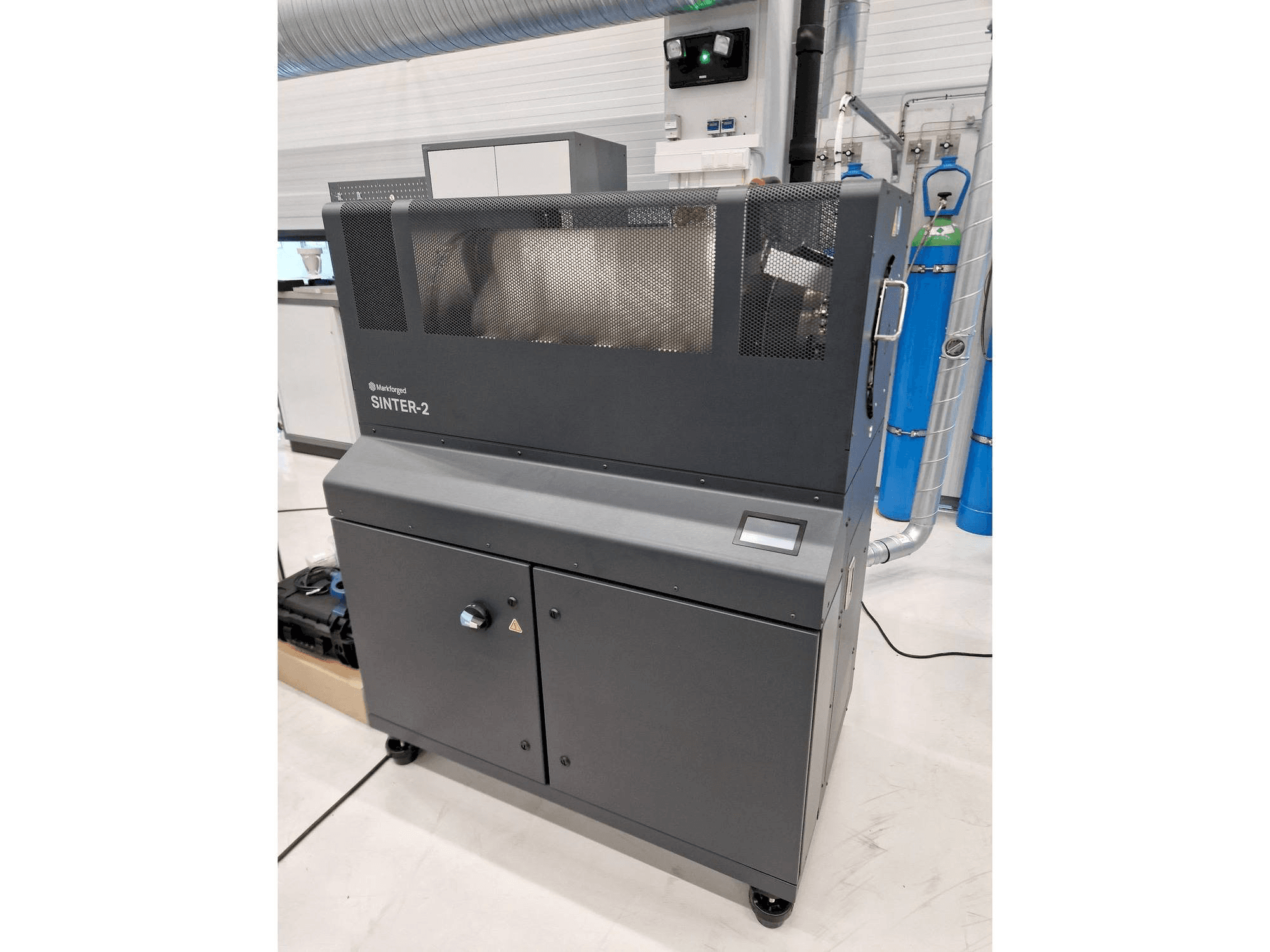 Vista Frontal da MARKFORGED Metal X máquina