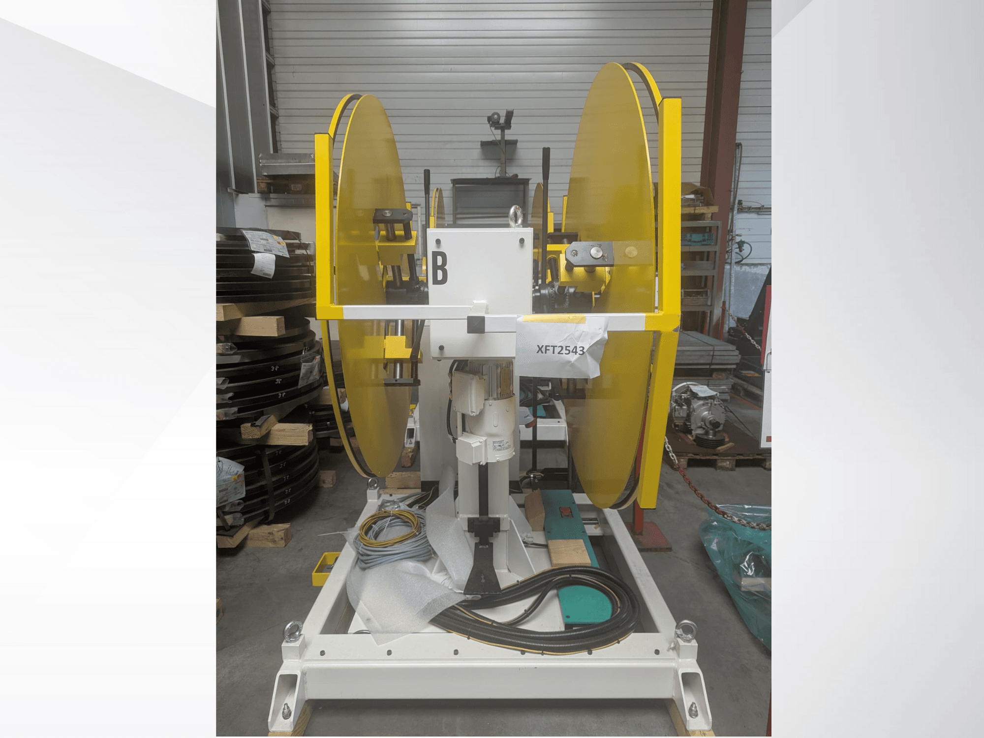 Lâminas de serra circular amarelas montadas numa base de máquina branca, vista frontal; modelo XFT2543, com cablagem e componentes visíveis.