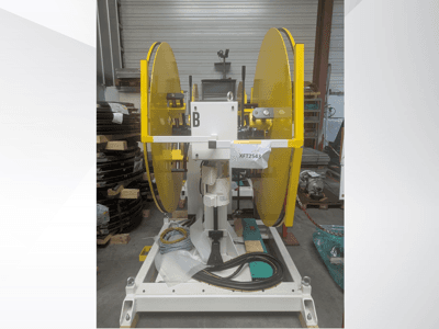 Lâminas de serra circular amarelas montadas numa base de máquina branca, vista frontal; modelo XFT2543, com cablagem e componentes visíveis.