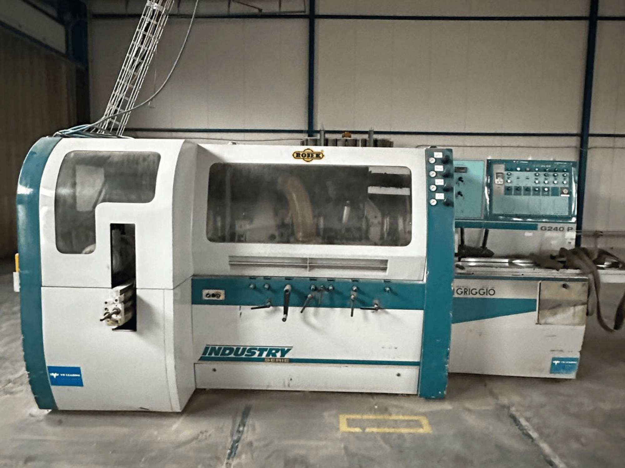 Máquina Griggio Industry G240 P, vista frontal, com painel de controlo e caixa transparente que mostra os mecanismos internos.