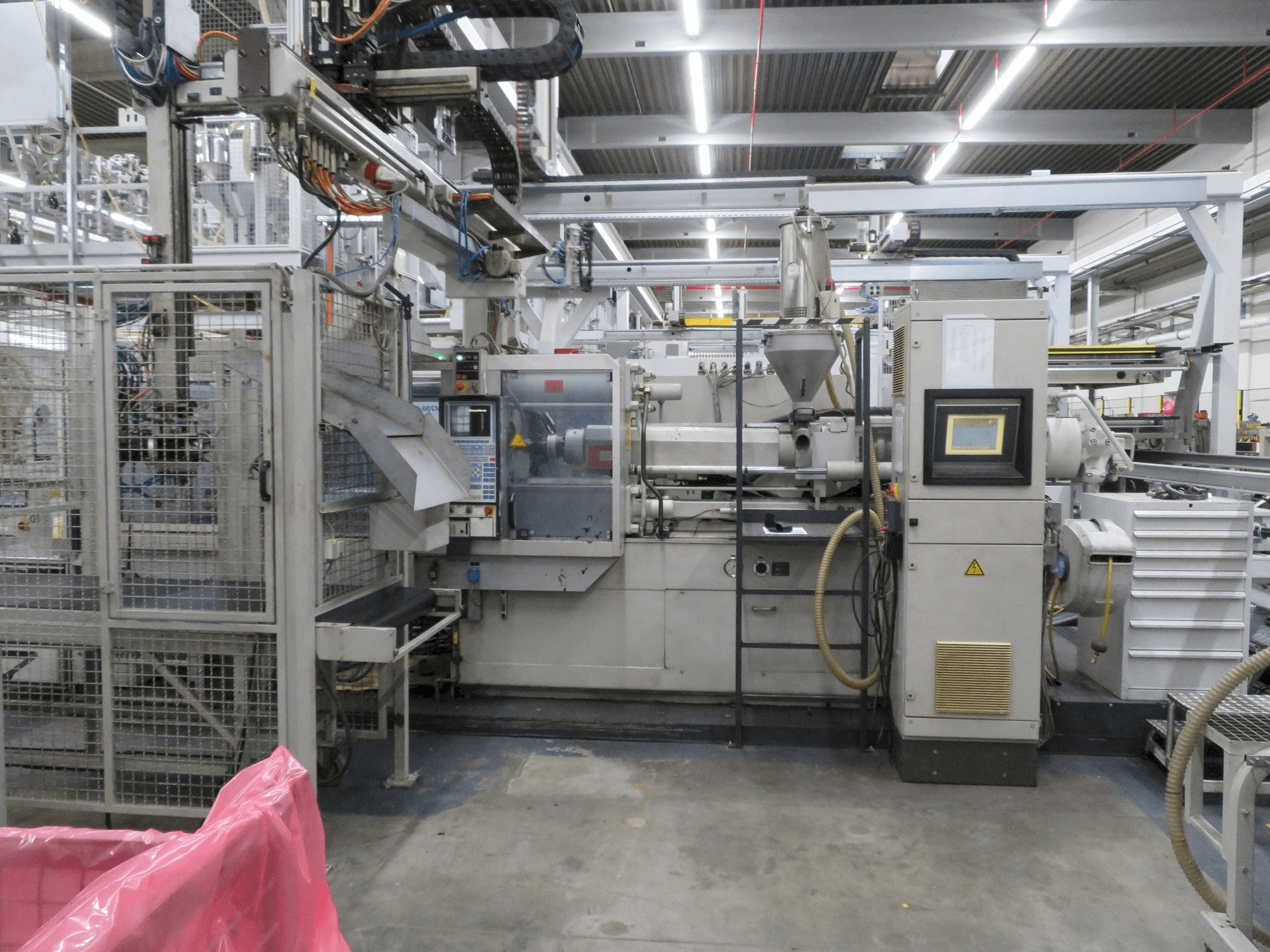 Vista Frontal da Krauss Maffei 200-1400 C2 máquina