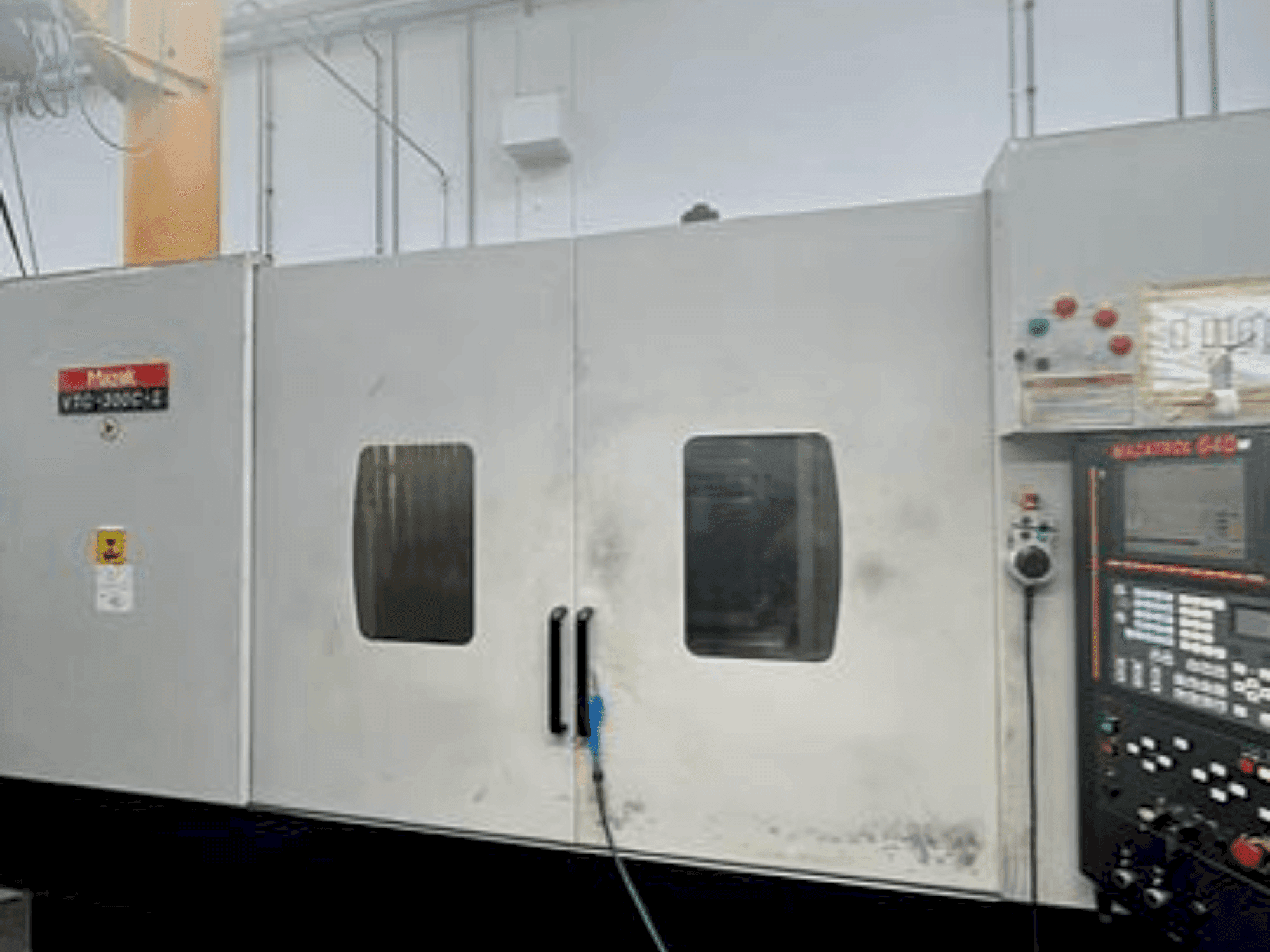 Vista Frontal da Mazak VTC 300 (2004) máquina