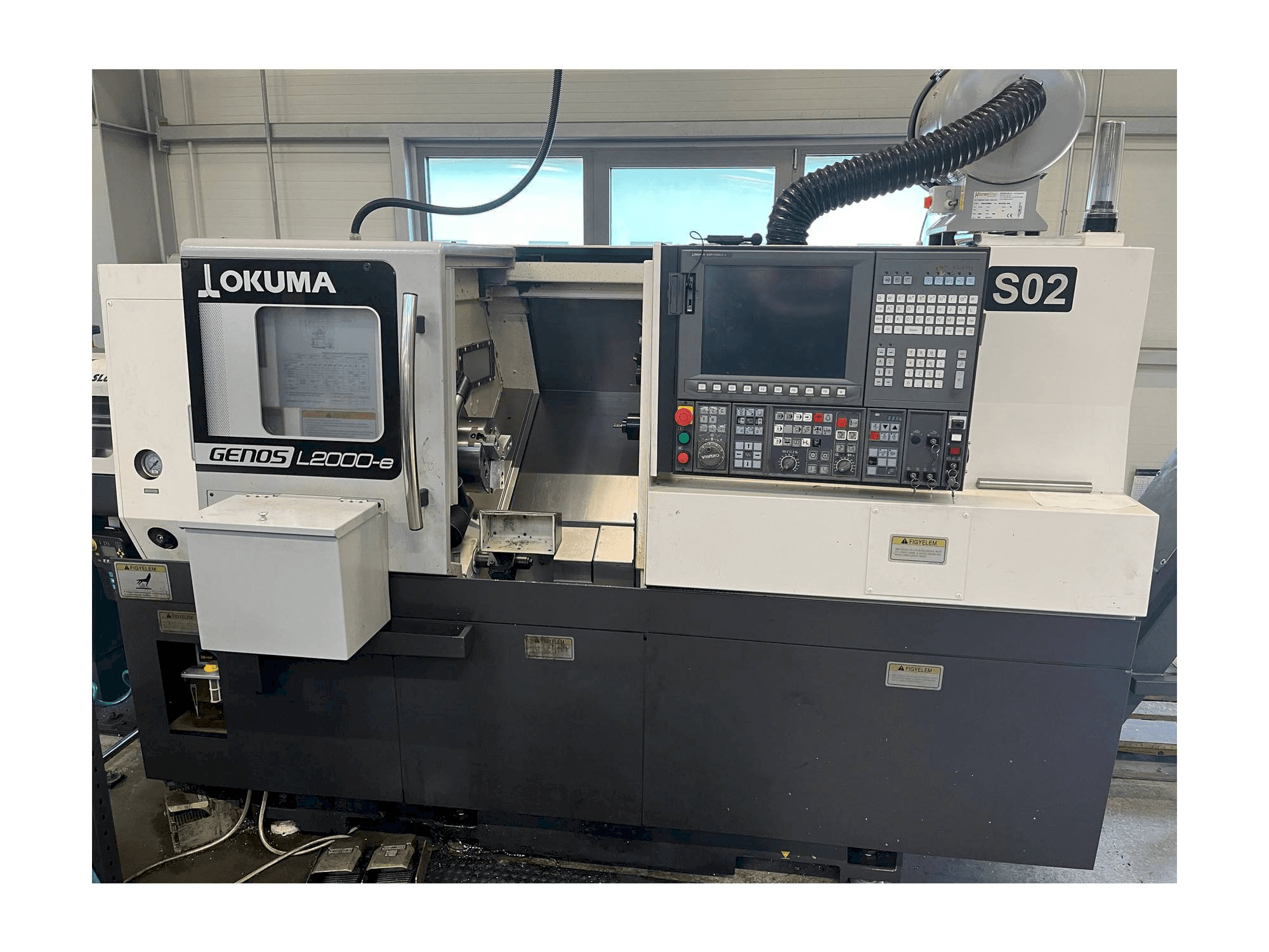Vista Frontal da Okuma GENOS L200 máquina