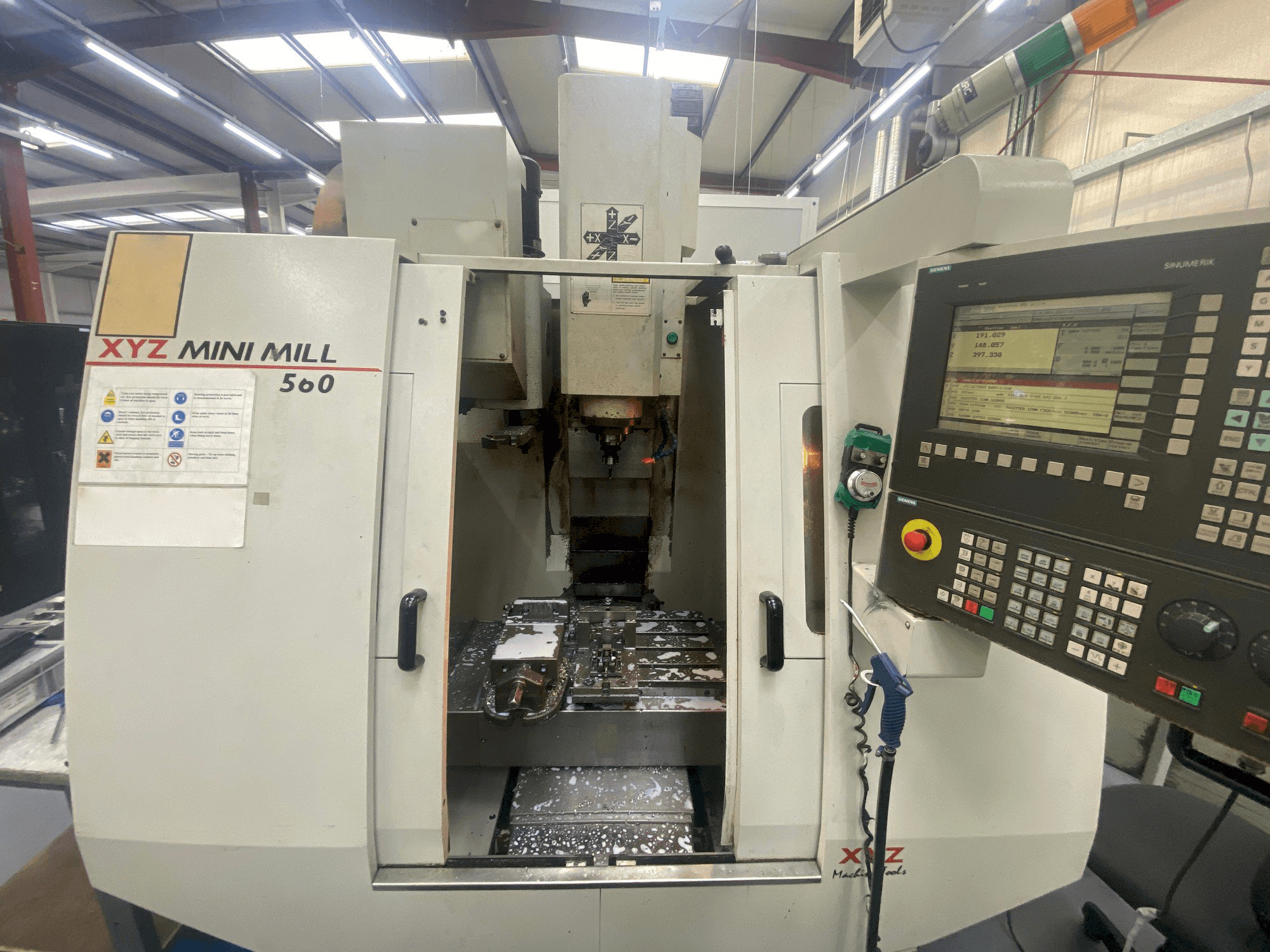 Vista Frontal da XYZ Mini Mill 560 máquina