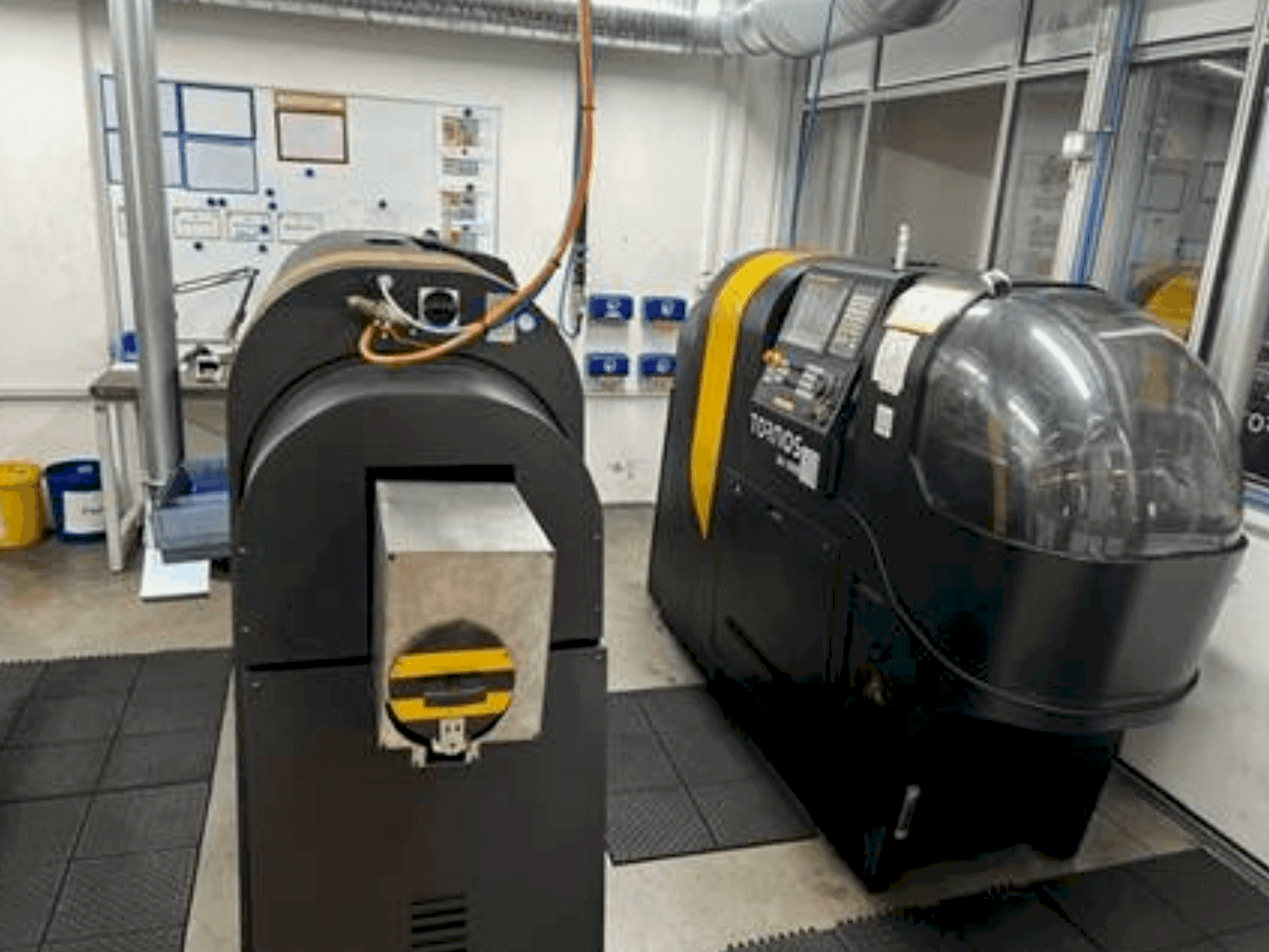 Vista Frontal da TORNOS BA 1008 máquina