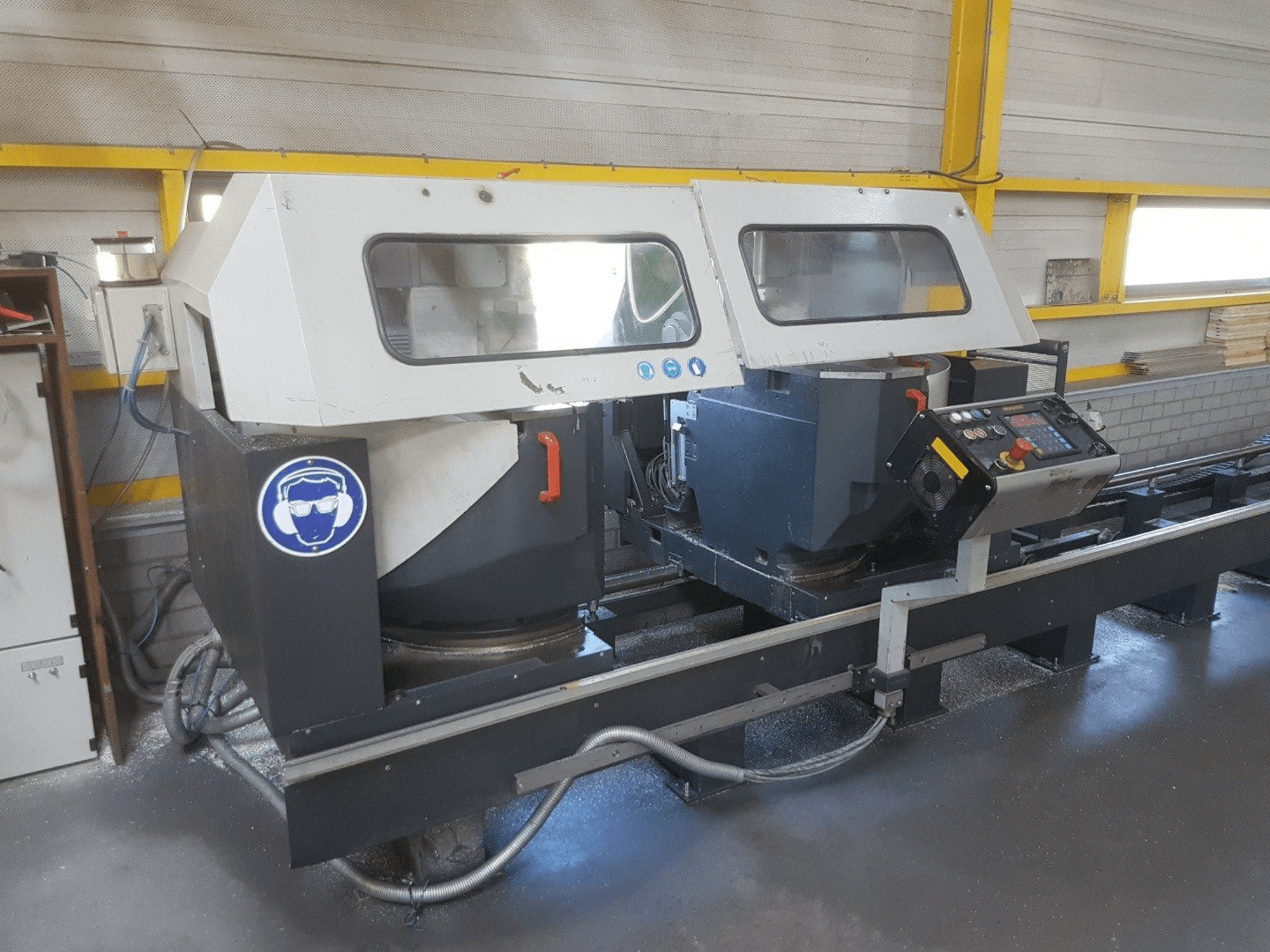 Vista Frontal da Elumatec DG 244 máquina