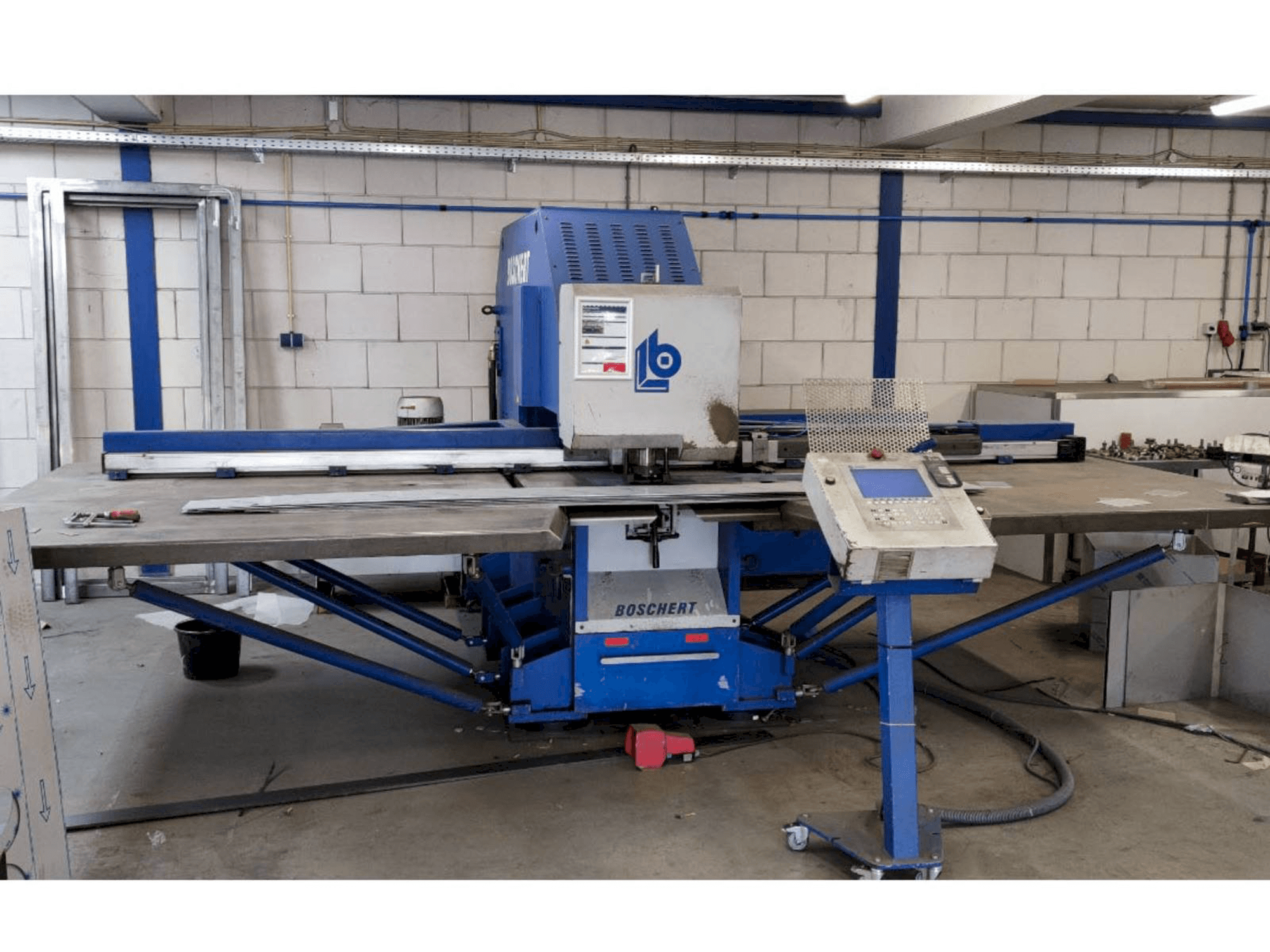 Vista Frontal da Boschert EL 1000 CNC Z máquina