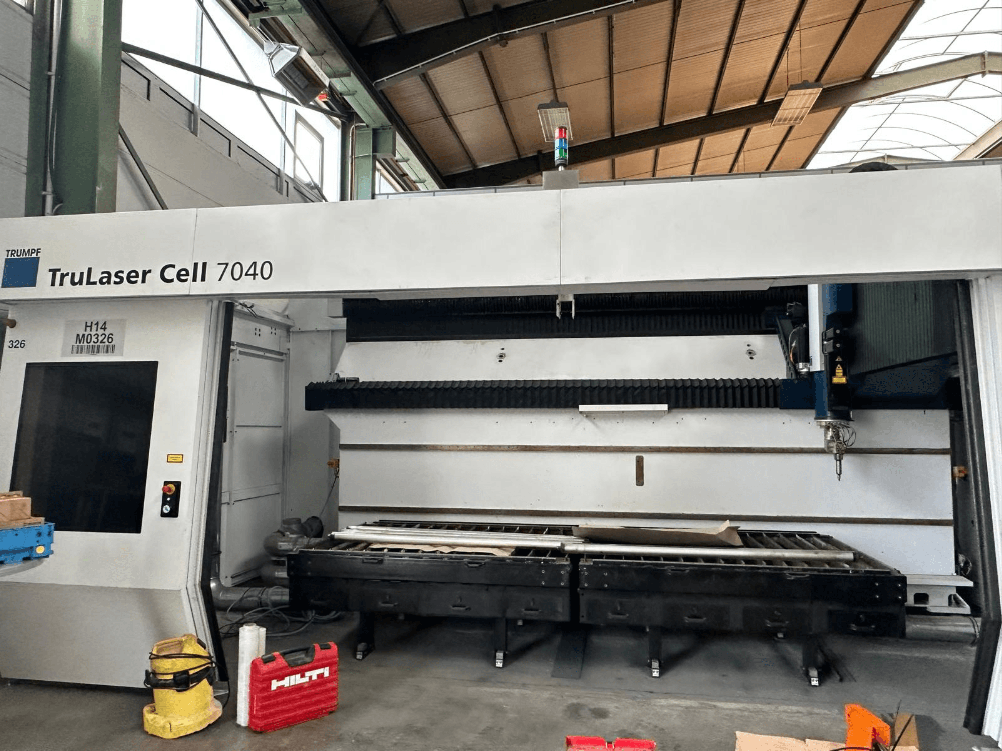 Máquina de corte a laser de CO₂ TRUMPF TruLaser Cell 7040, vista frontal, mostrando o painel de controlo e a área de corte.