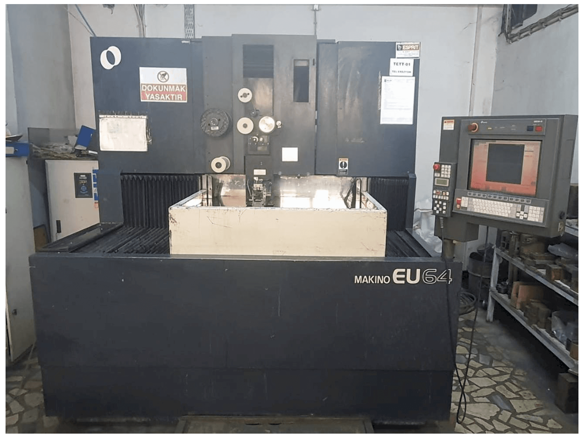 Vista Frontal da Makino EU64 máquina