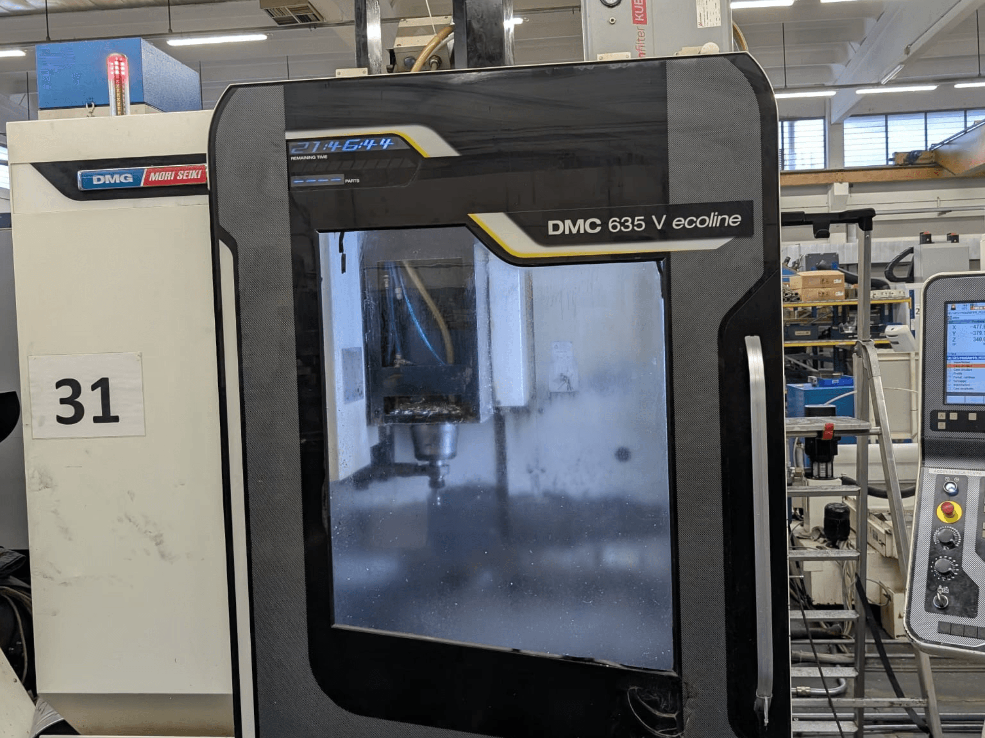 Centro de maquinação vertical ecoline DMG Mori Seiki DMC 635V, vista frontal mostrando o painel de controlo e a área de maquinação visível.