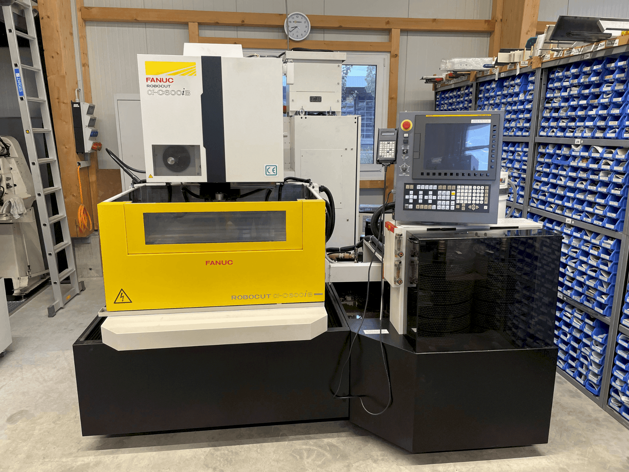 Vista Frontal da FANUC Robocut alpha iB600 máquina