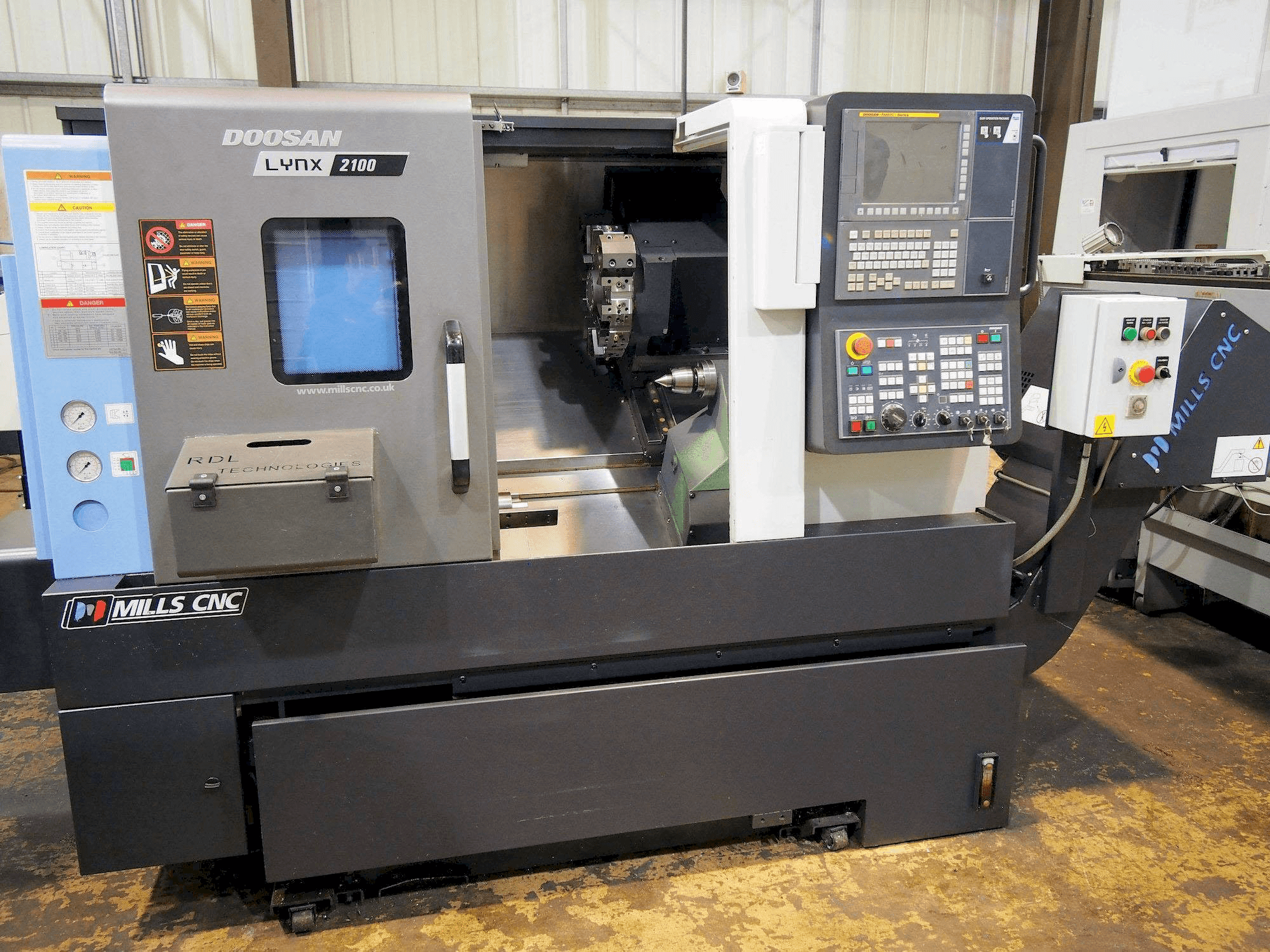 Vista Frontal da Doosan Lynx 2100B máquina