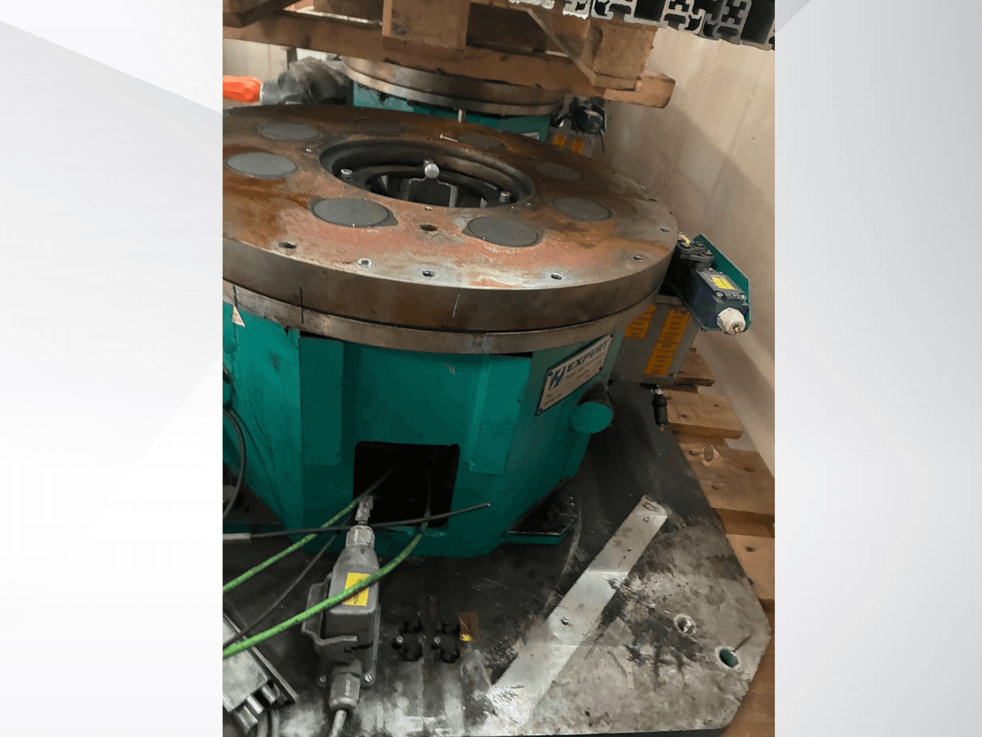 Equipamento de automatização EXPERT EDX810/0250/8 visto de lado, com uma base metálica, mecanismos de controlo e sinais de desgaste na superfície.