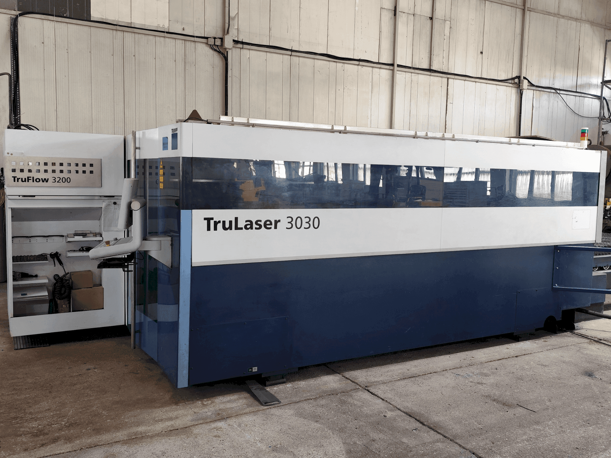 Vista Frontal da TRUMPF TruLaser 3030 (L20) máquina