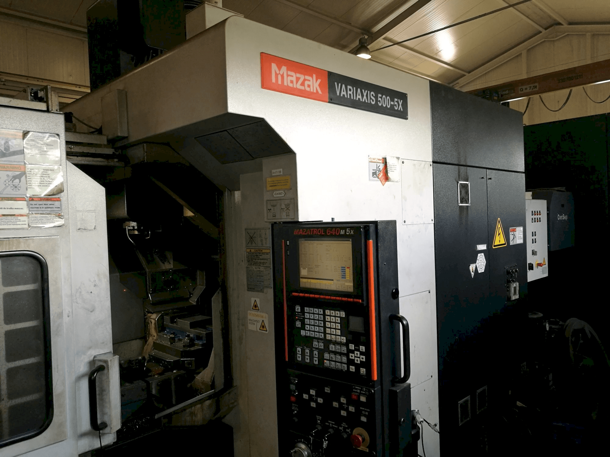 Vista Frontal da Mazak VARIAXIS 500-5X máquina