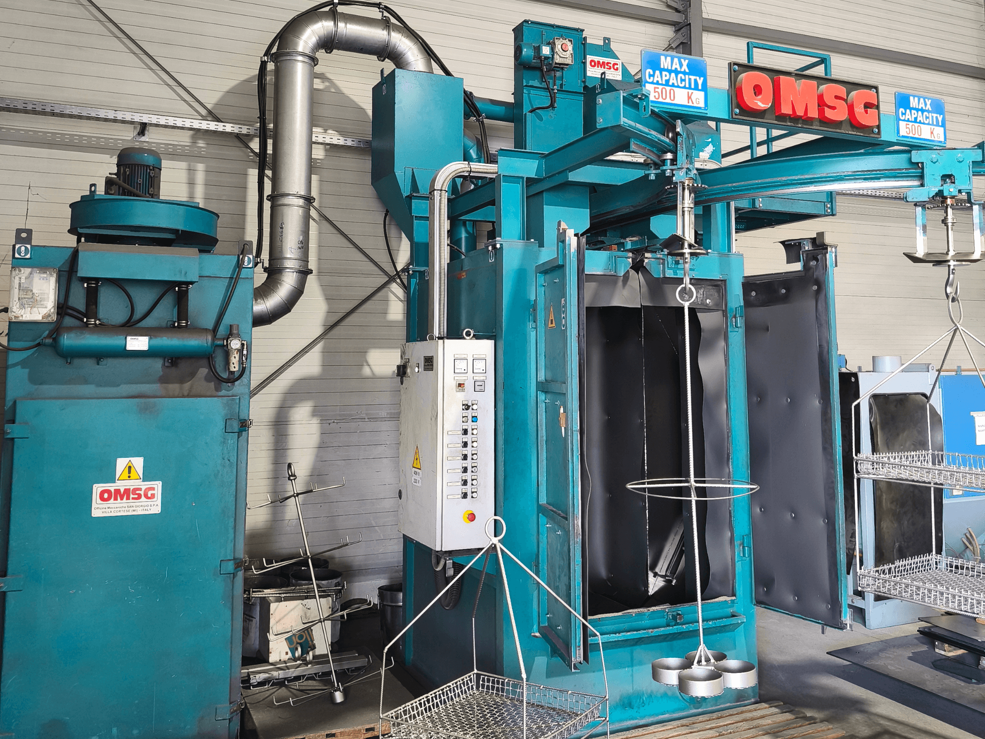 Máquina de limpeza industrial OMSG com uma capacidade máxima de 500 kg, com painel de controlo e câmara aberta para limpeza de peças.