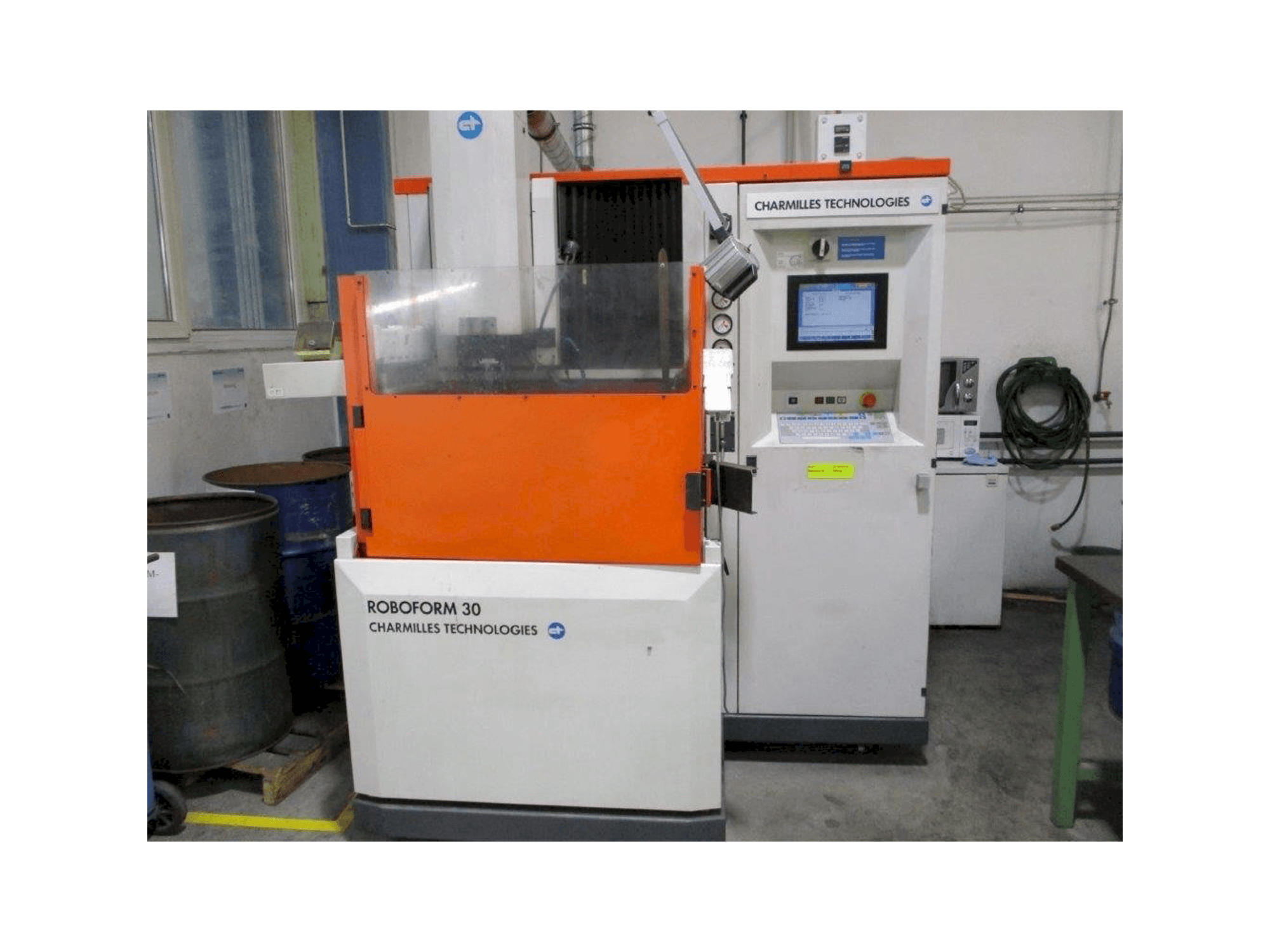 Vista Frontal da AgieCharmilles Roboform 30 máquina