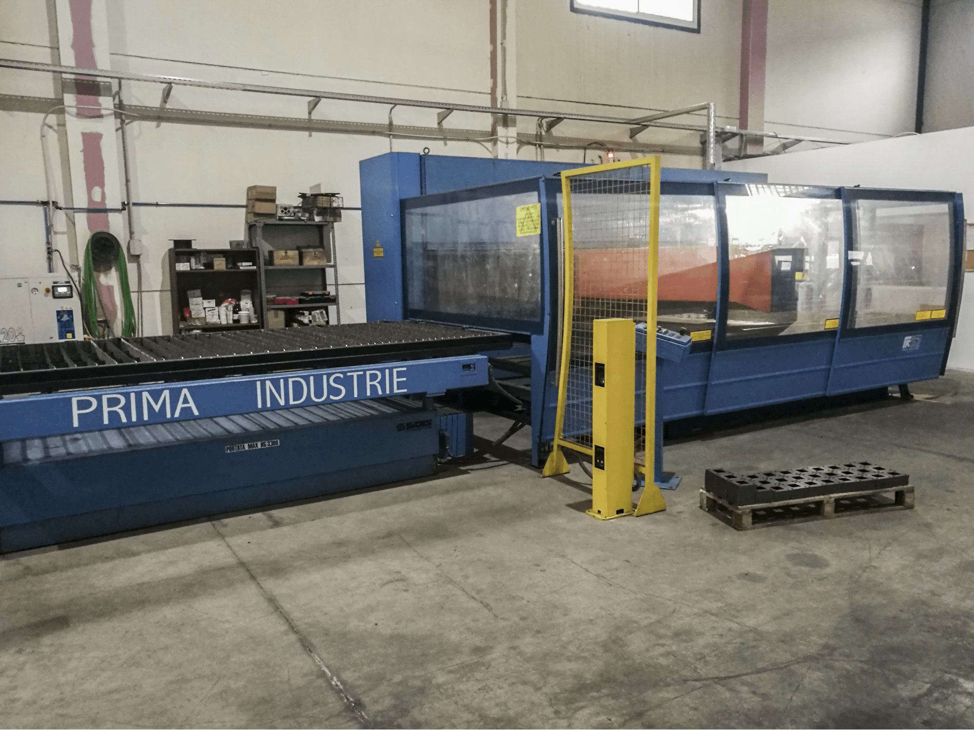 Vista Lateral Direita da Prima Power Platino 1530 máquina