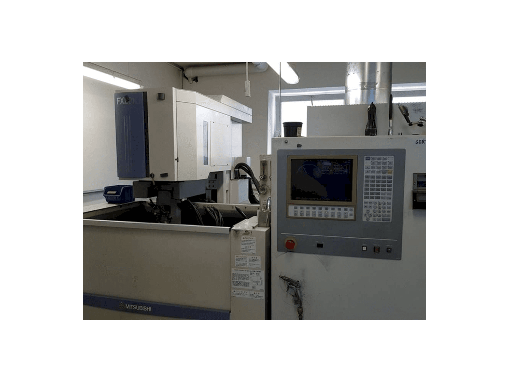 Vista Frontal da Mitsubishi FX 20 máquina