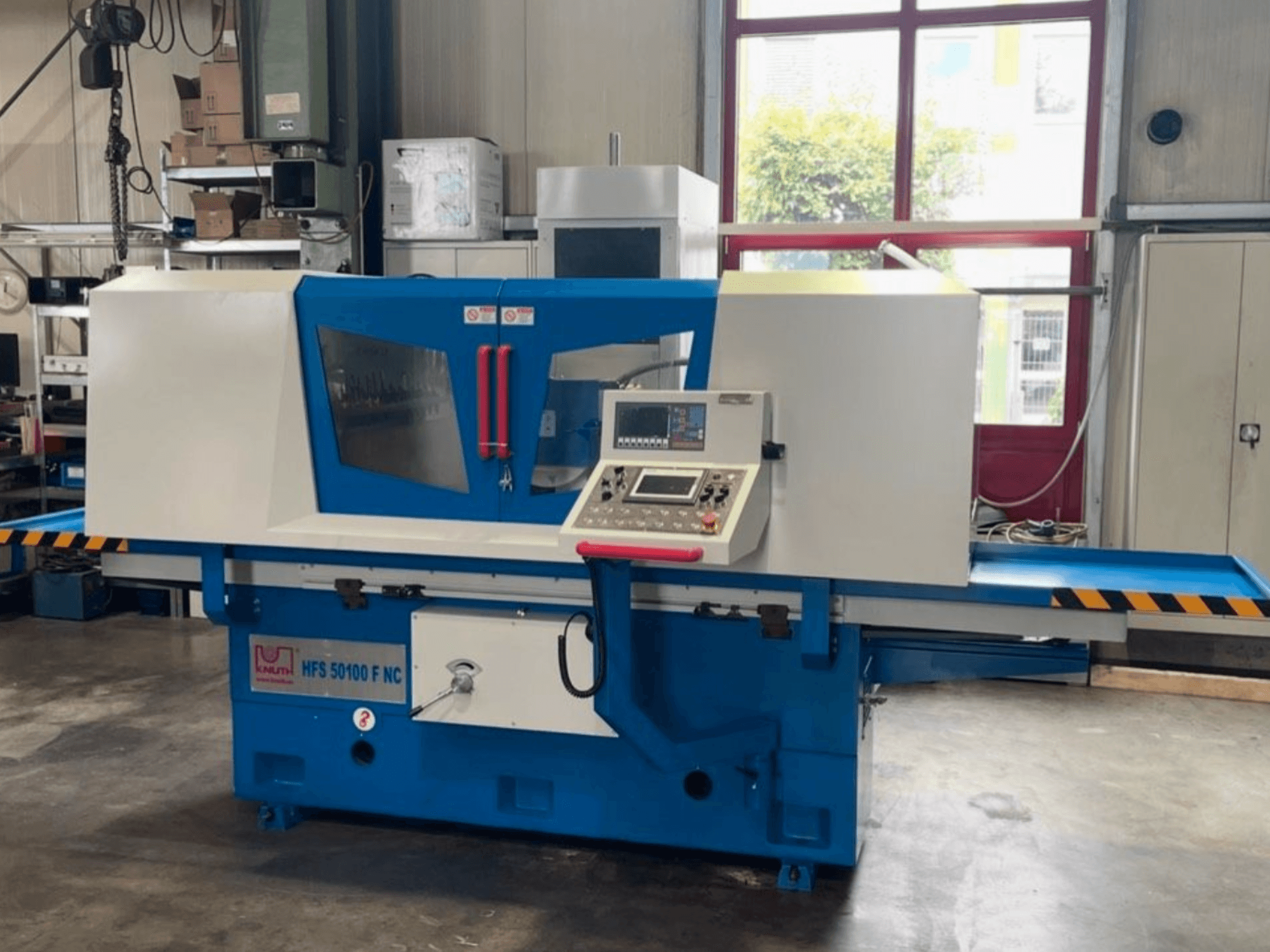 Máquina de retificação plana KNUTH HFS 50100 F NC, vista frontal, com painel de controlo, mesa de retificação e dispositivos de segurança.