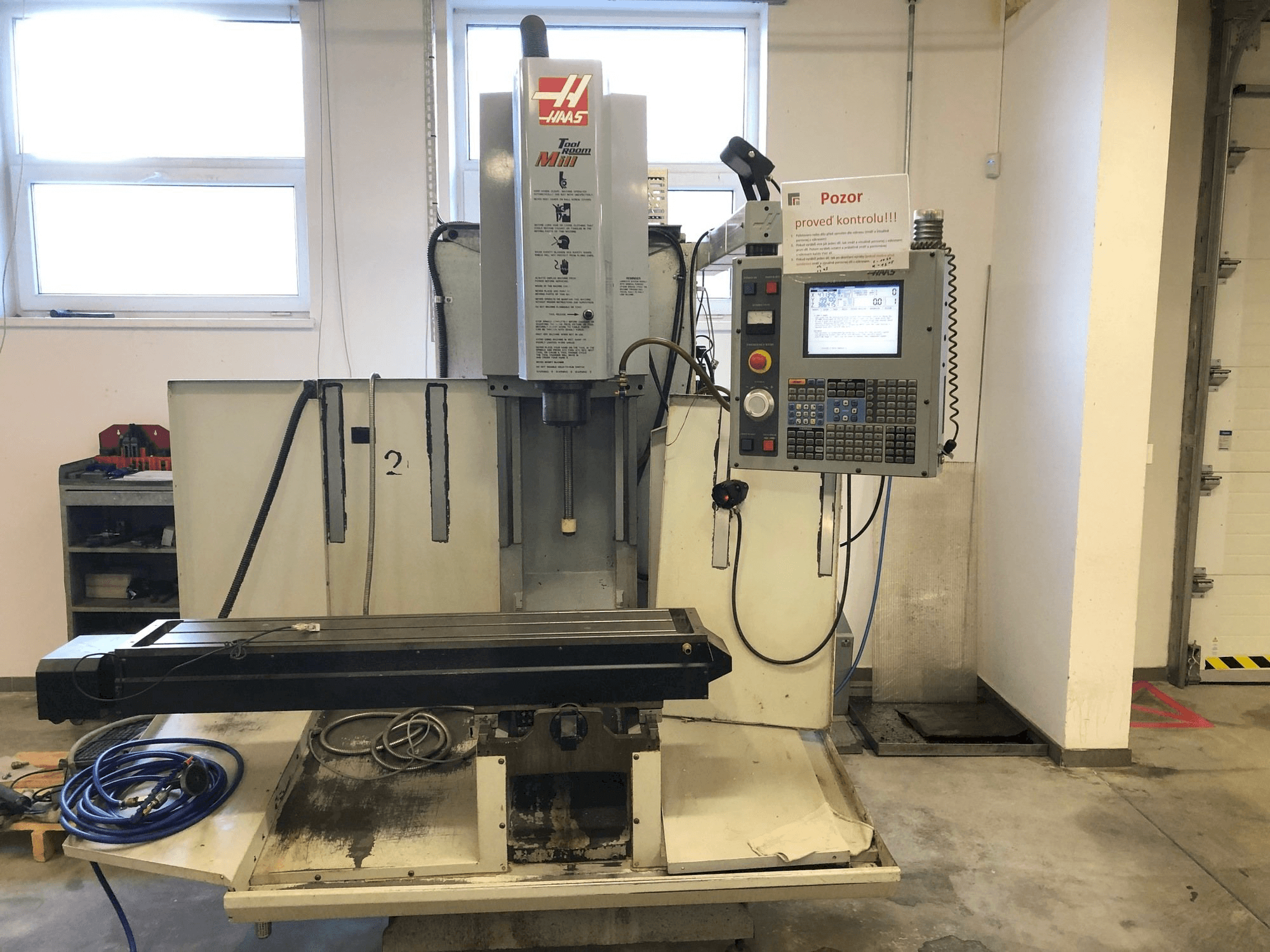 Vista Frontal da HAAS TM-2HE máquina