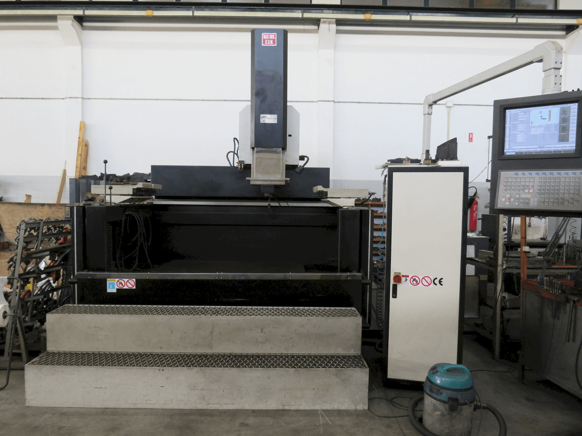 Vista Frontal da MAXSEE INDUSTRY CNC P66 100A máquina