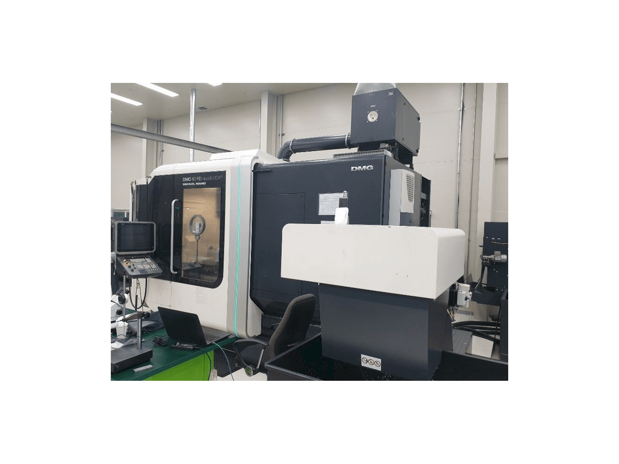 Vista Frontal da DMG Deckel Maho DMC 60 FD duoBLOCK máquina