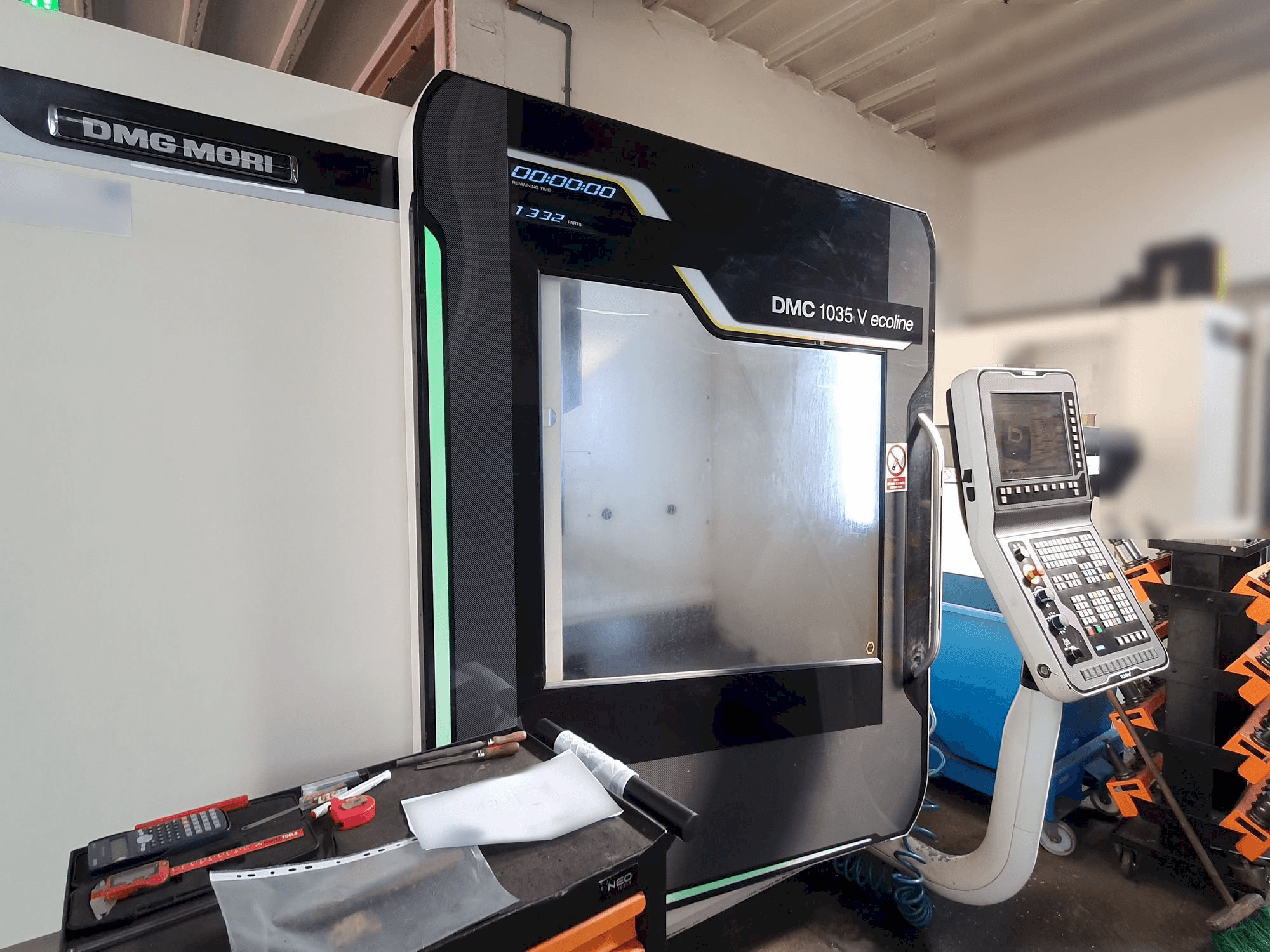 Vista Frontal da DMG MORI DMC 1035V Ecoline máquina