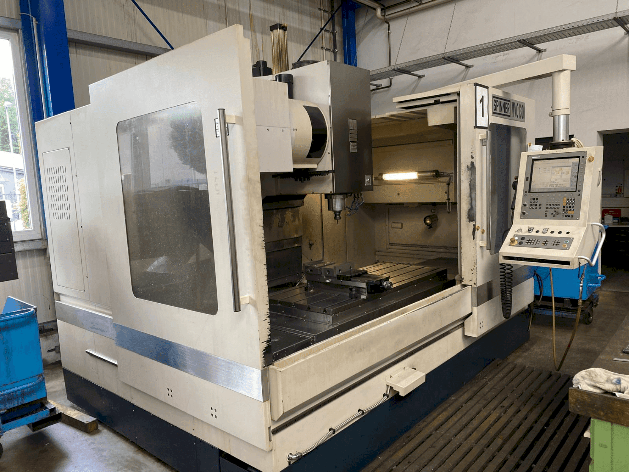 Vista Frontal da SPINNER MVC 1300 máquina