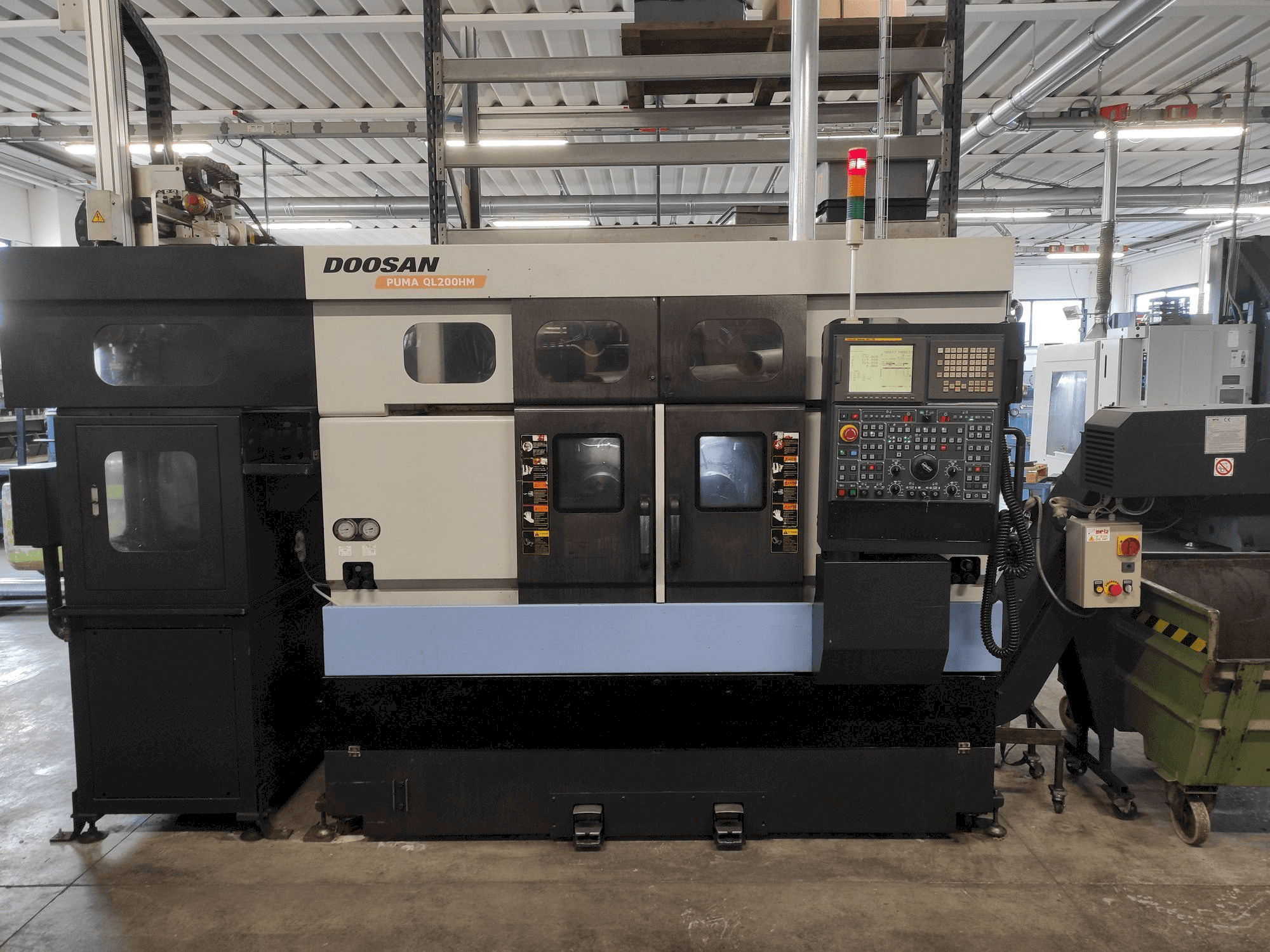 Vista Frontal da Doosan Puma QL200HM máquina