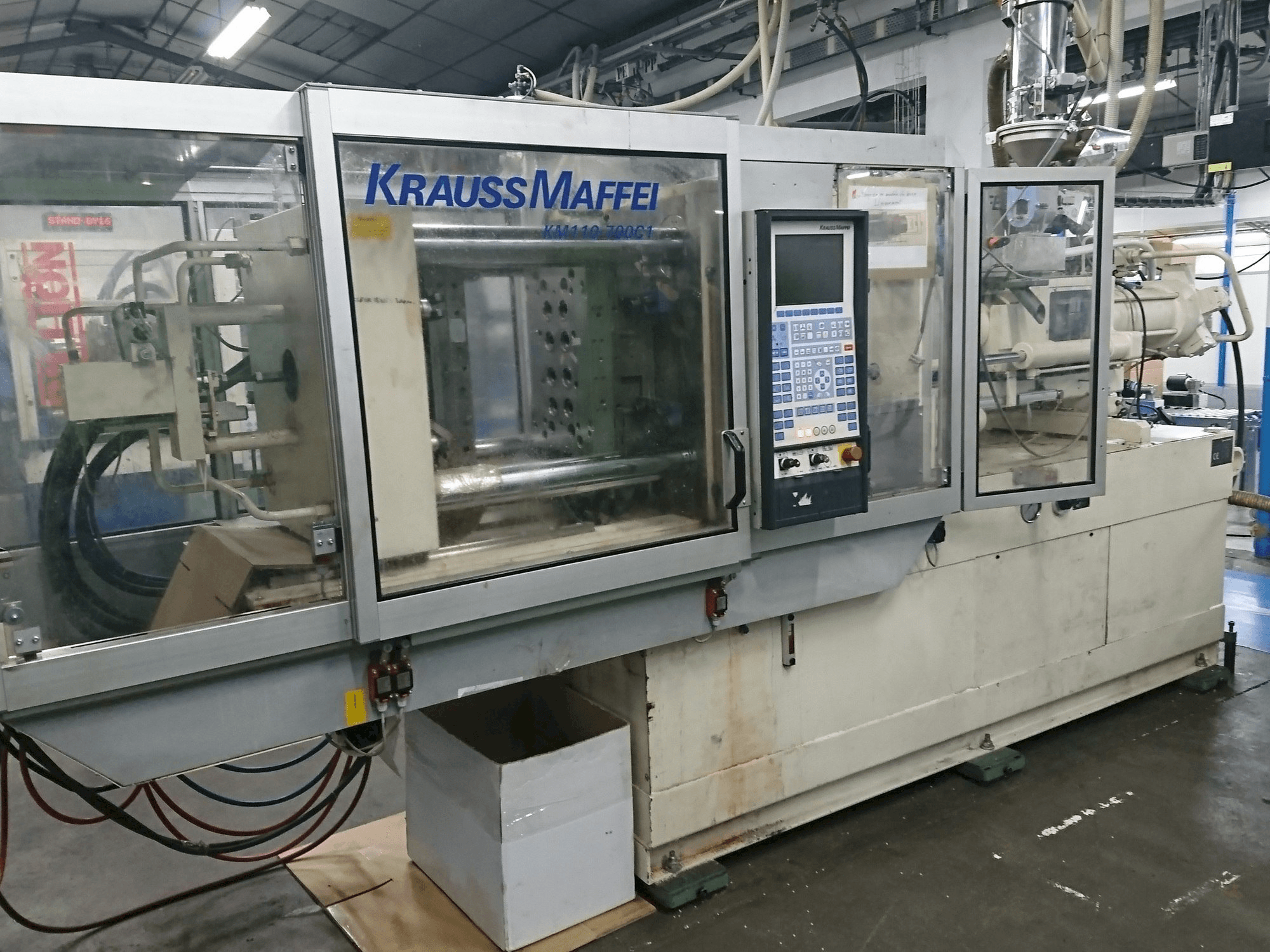 Vista Frontal da Krauss Maffei 110 - 700 C1 máquina