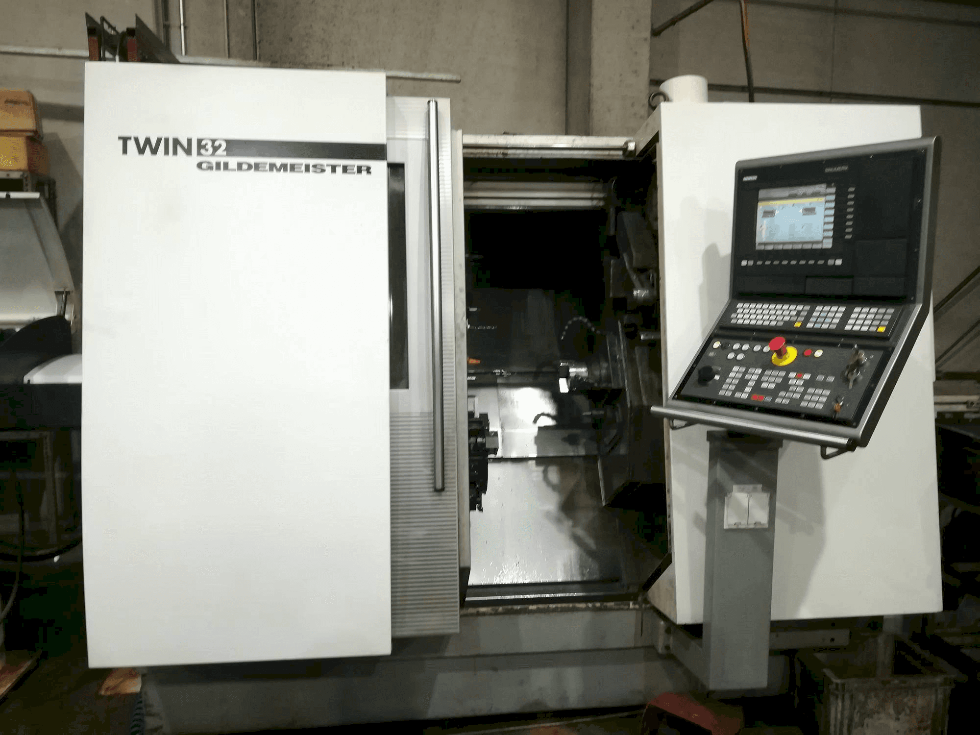 Vista Frontal da Gildemeister Twin 32 máquina