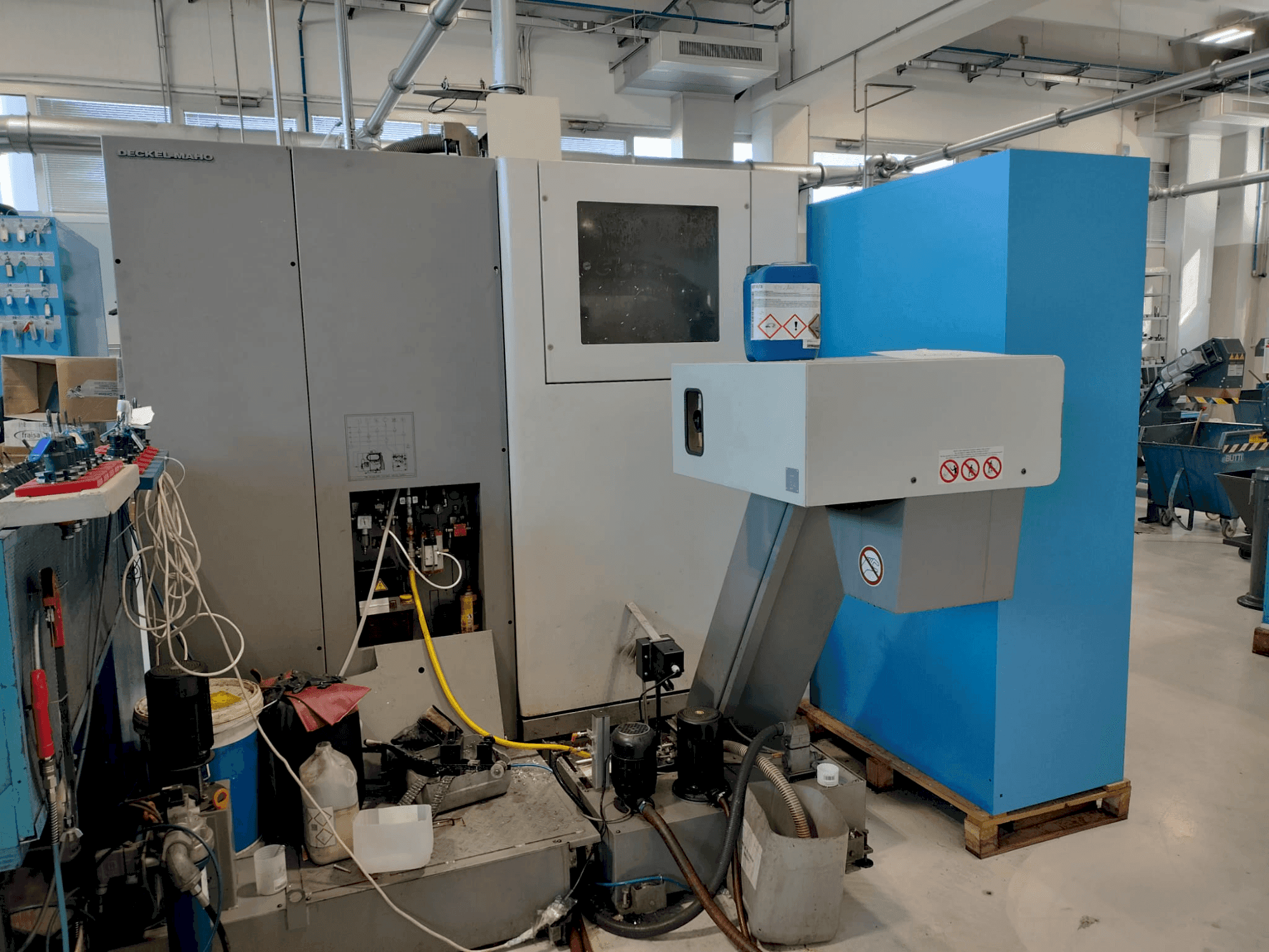 Vista Frontal da DMG DECKEL MAHO DMC 635V máquina