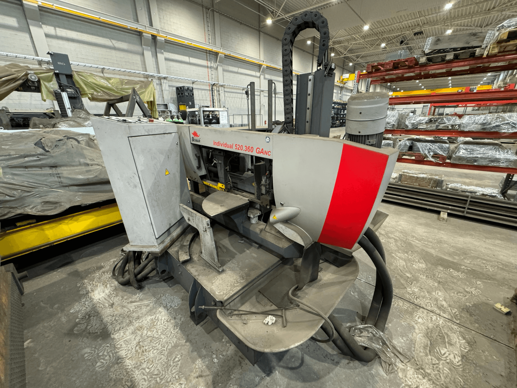 Máquina CNC Böhler Individual 520.360 GANC numa oficina, vista de frente com os comandos e o motor visíveis.